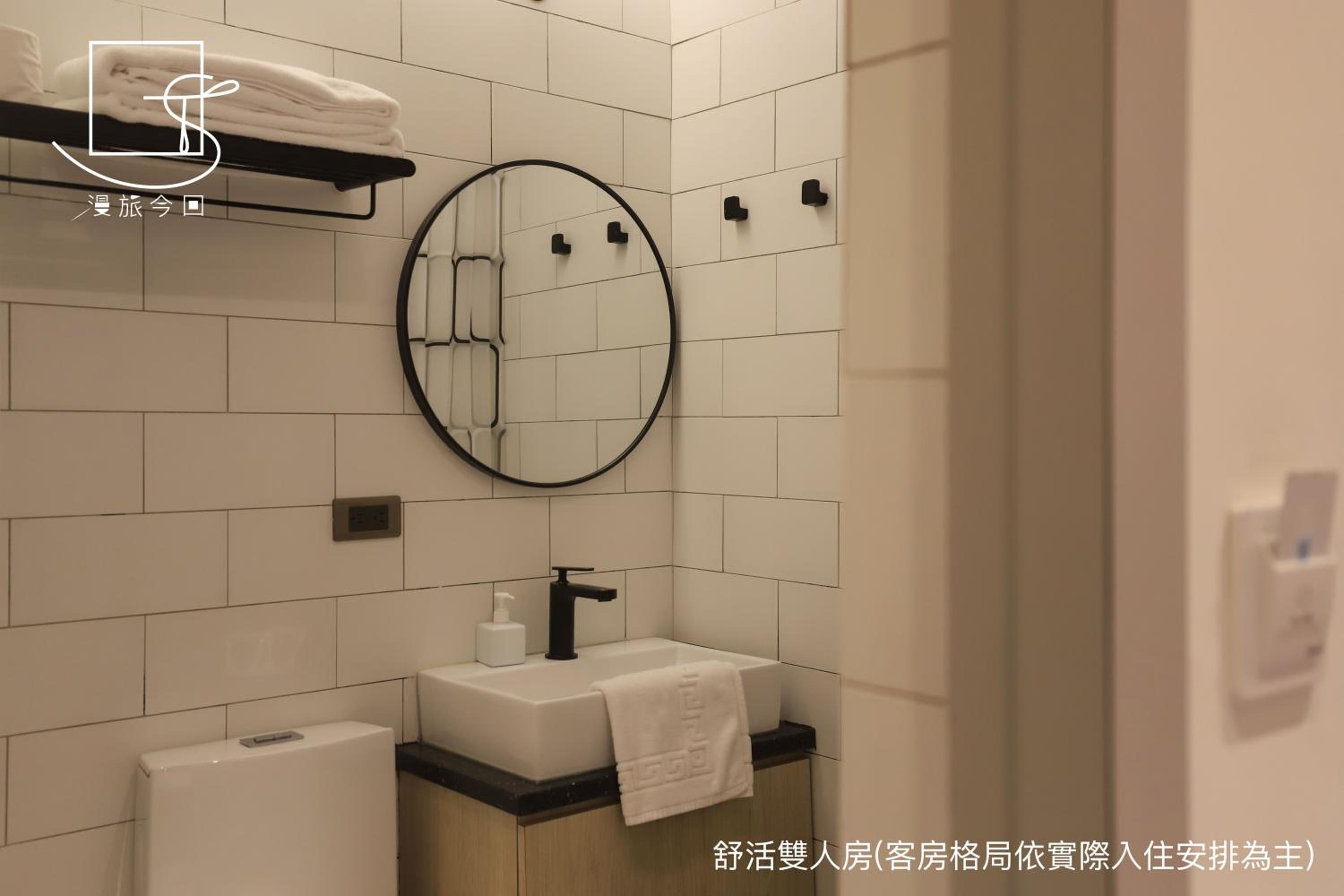 Economy Double Room - Photo 9