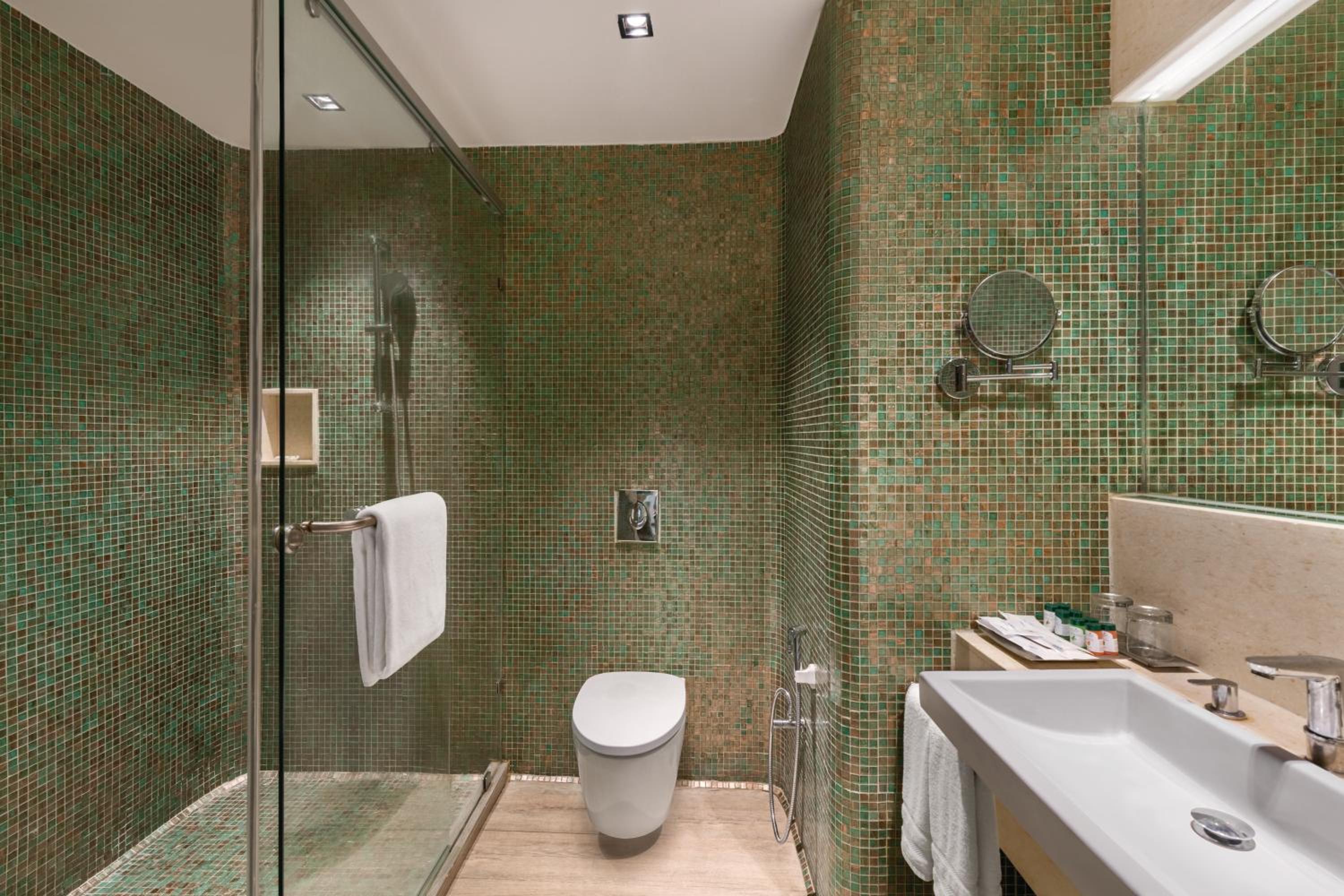 Deluxe Room with One King Bed and City or Garden View - Mobility Accessible/Non-Smoking - 15% Discount on Food & Beverages photo 2