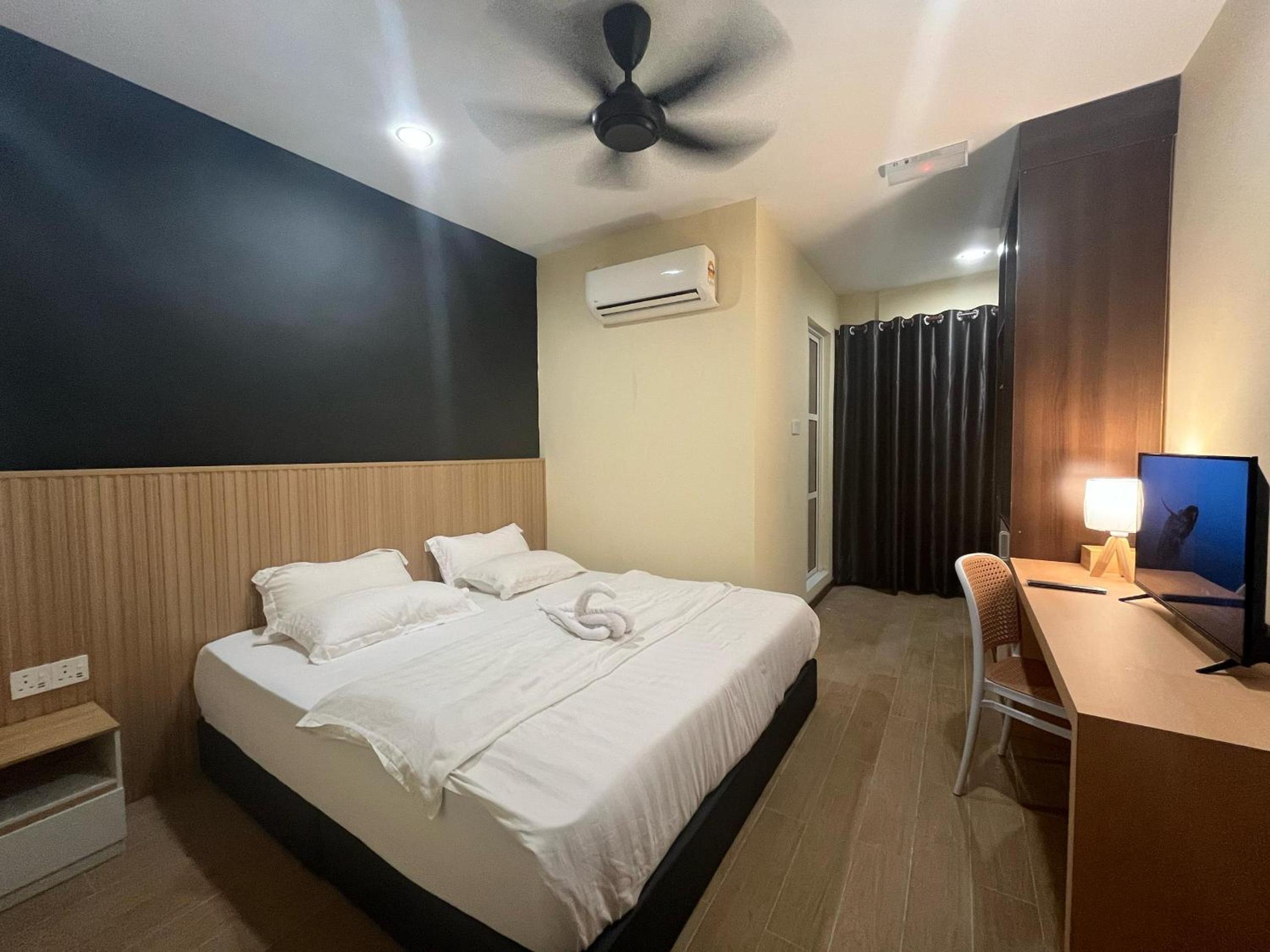 King Room with Balcony - Photo 1