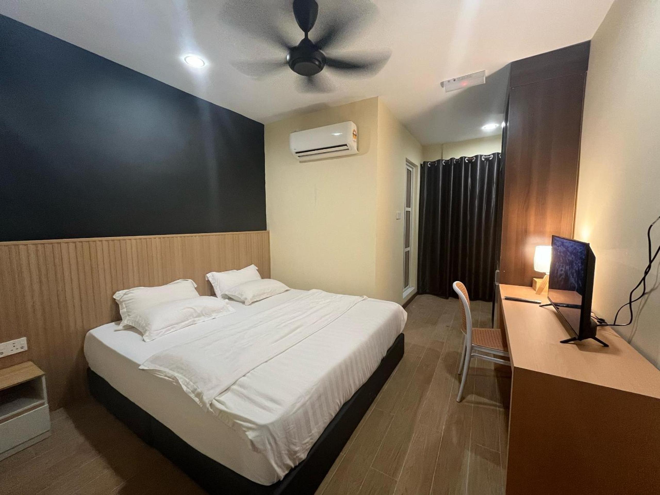 King Room with Balcony - Photo 2