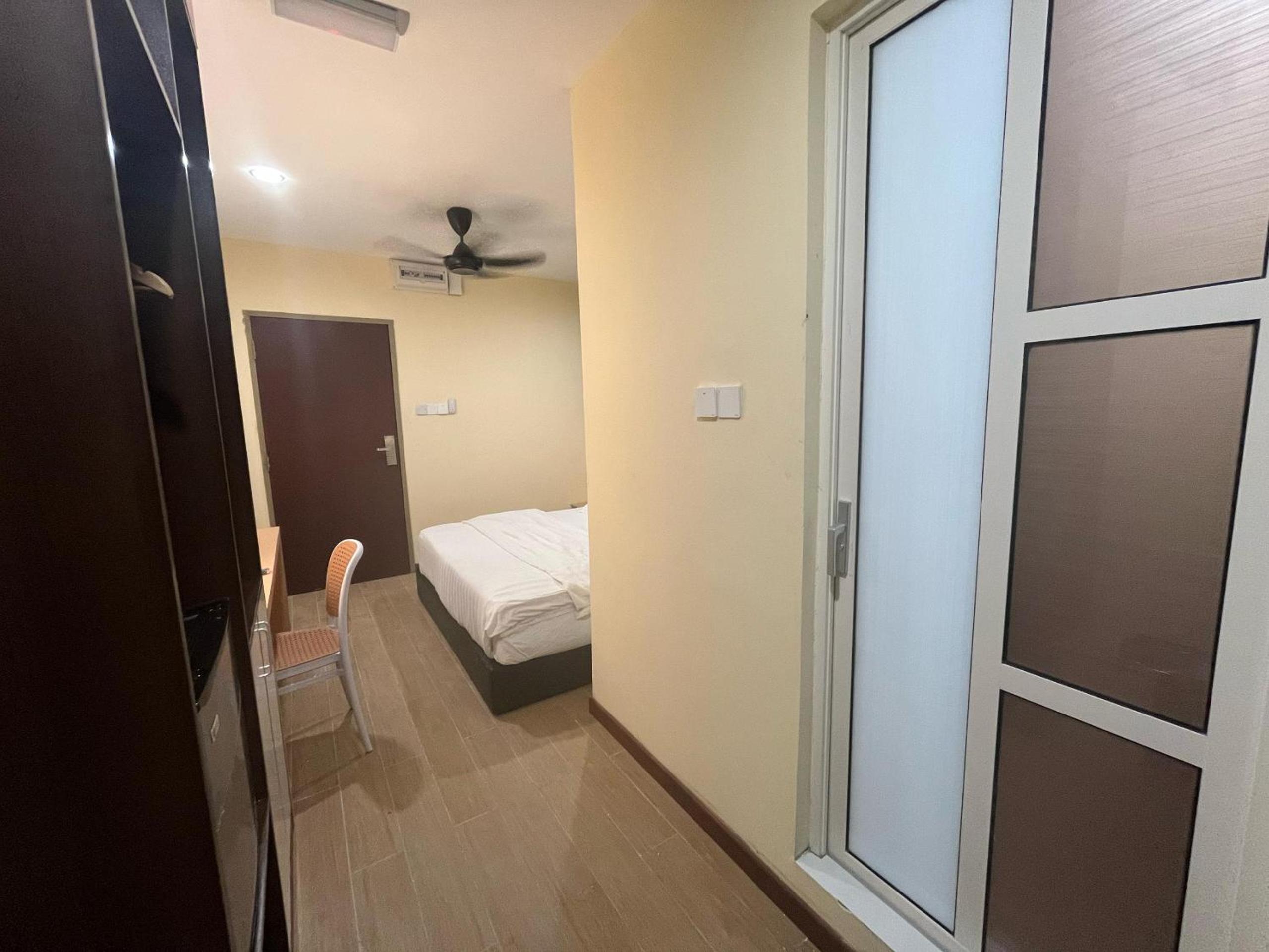 King Room with Balcony - Photo 3