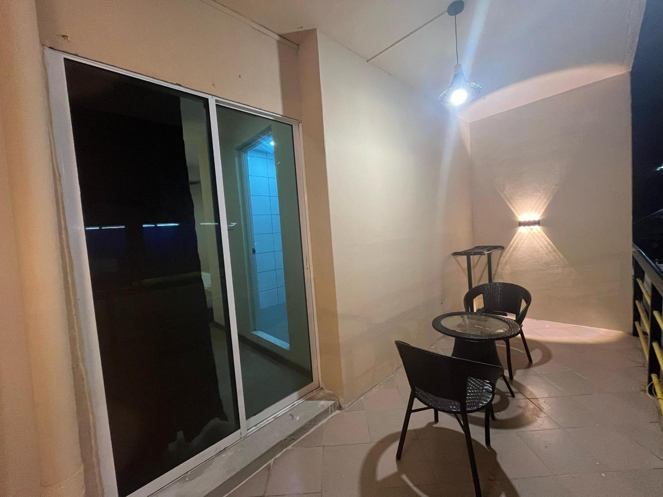 King Room with Balcony - Photo 5