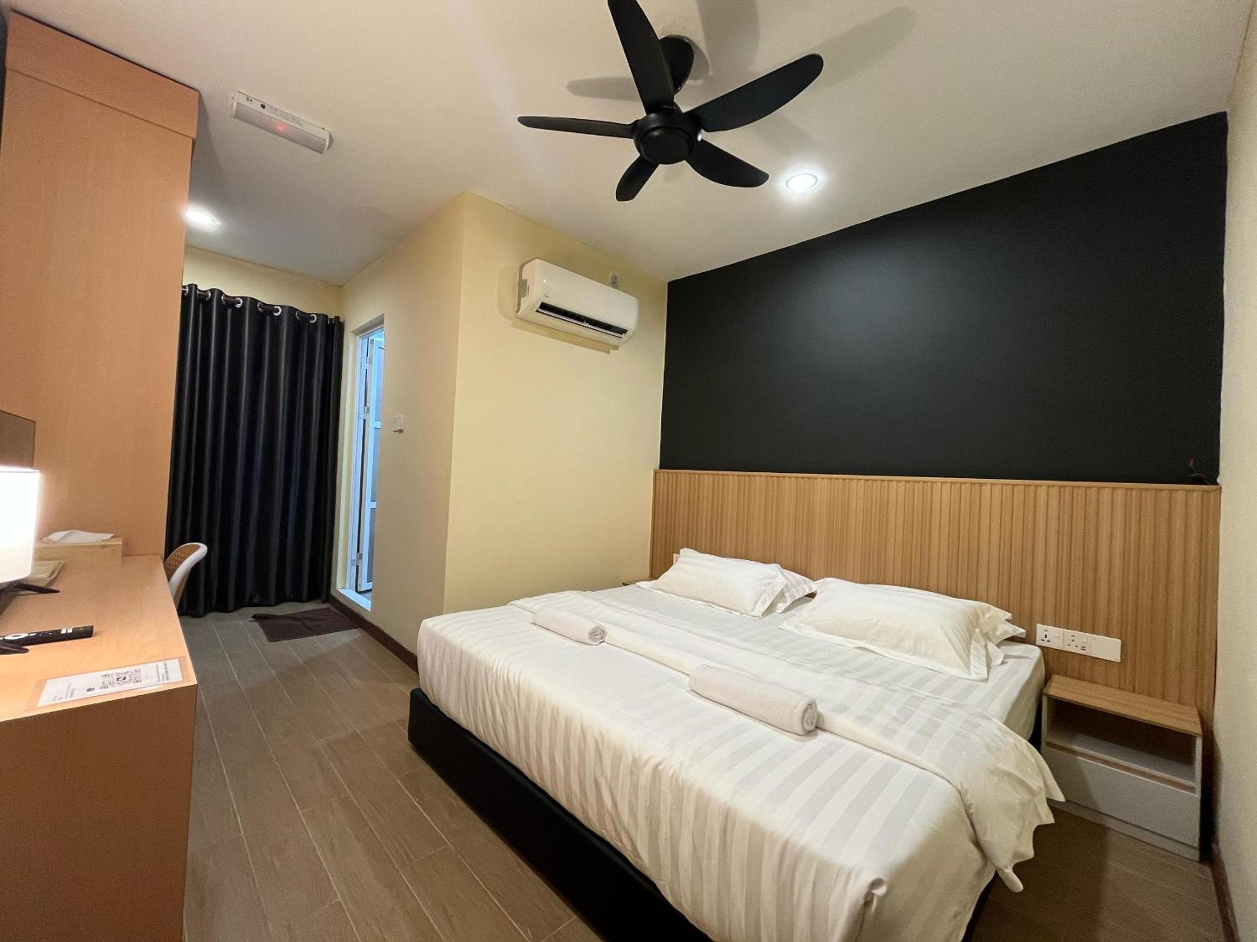 King Room with Balcony - Photo 7