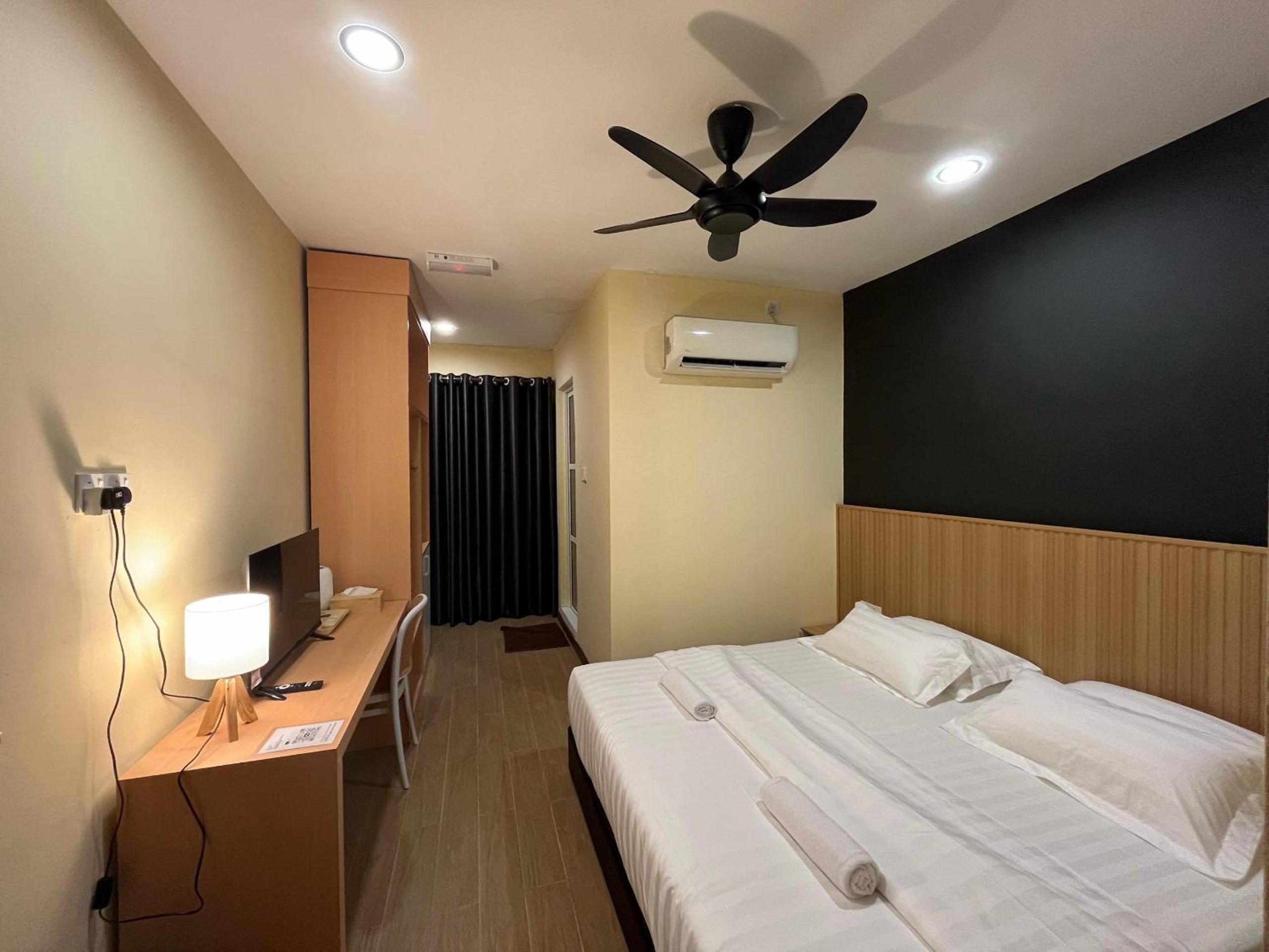 King Room with Balcony - Photo 8