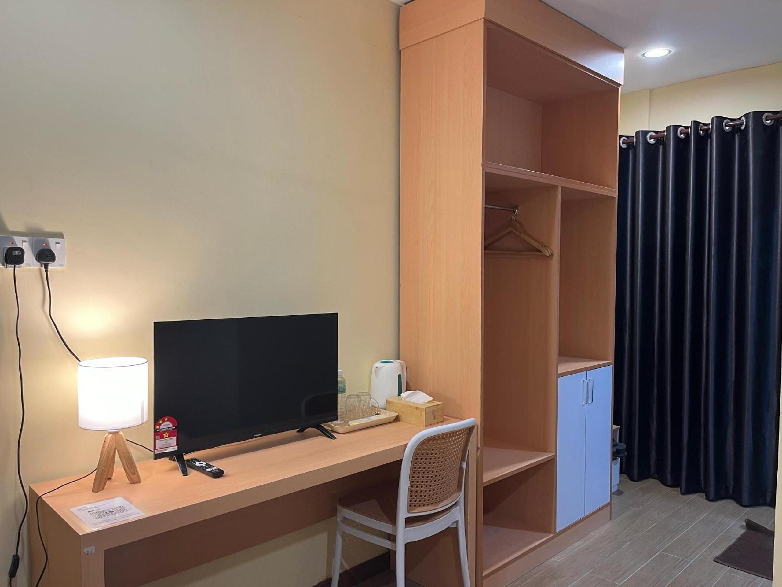 King Room with Balcony - Photo 10