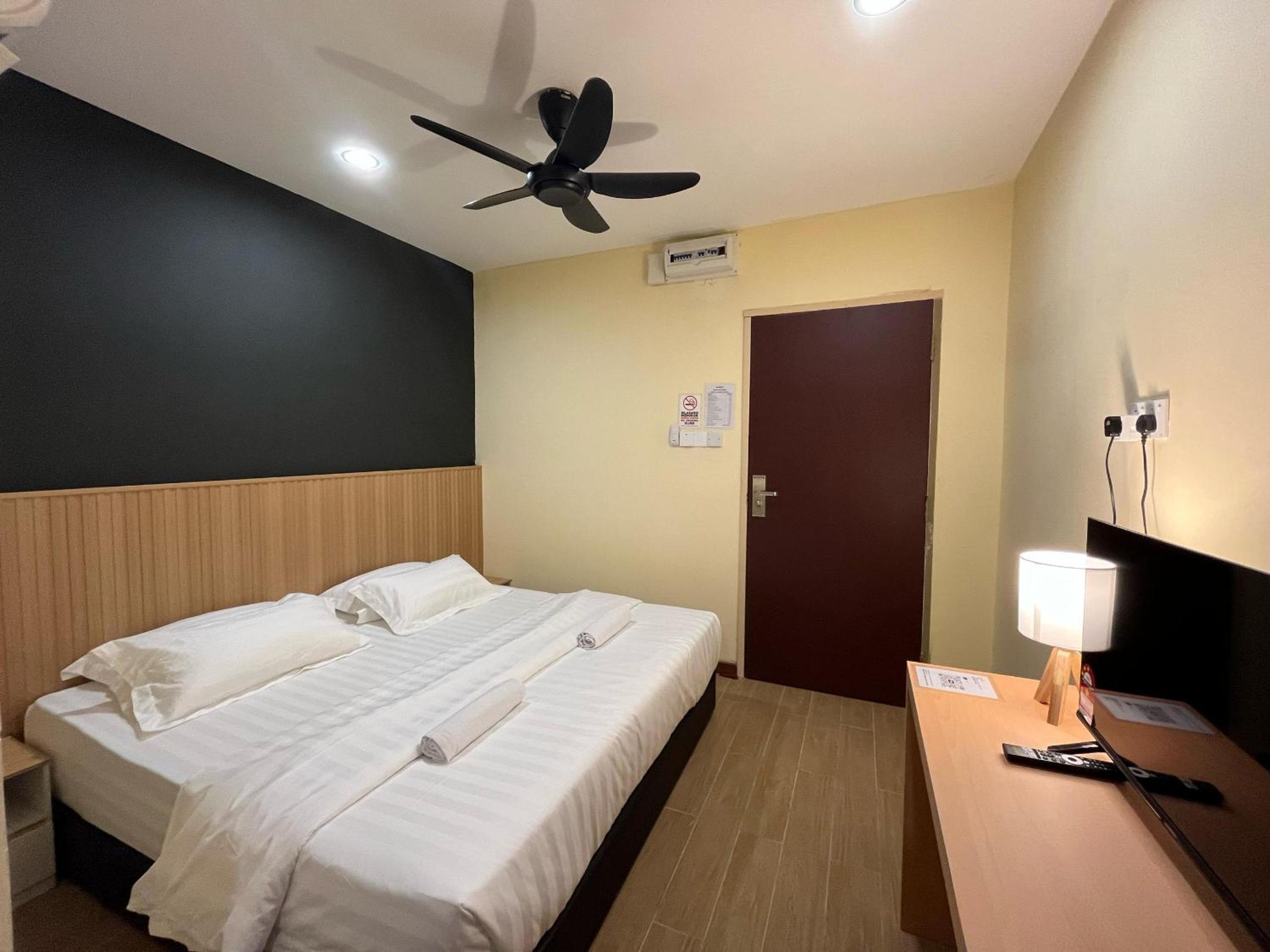 King Room with Balcony - Photo 9