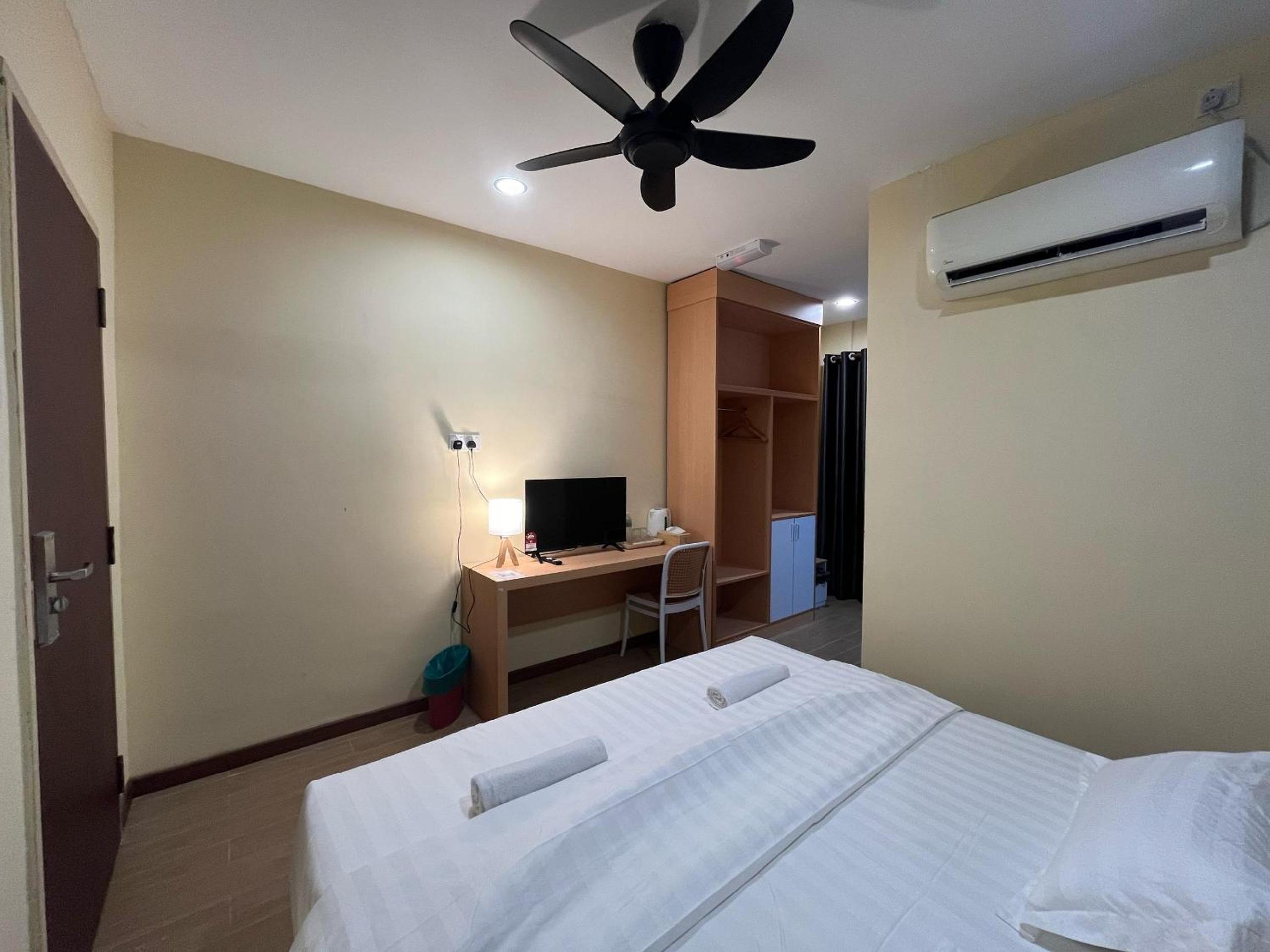 King Room with Balcony - Photo 11
