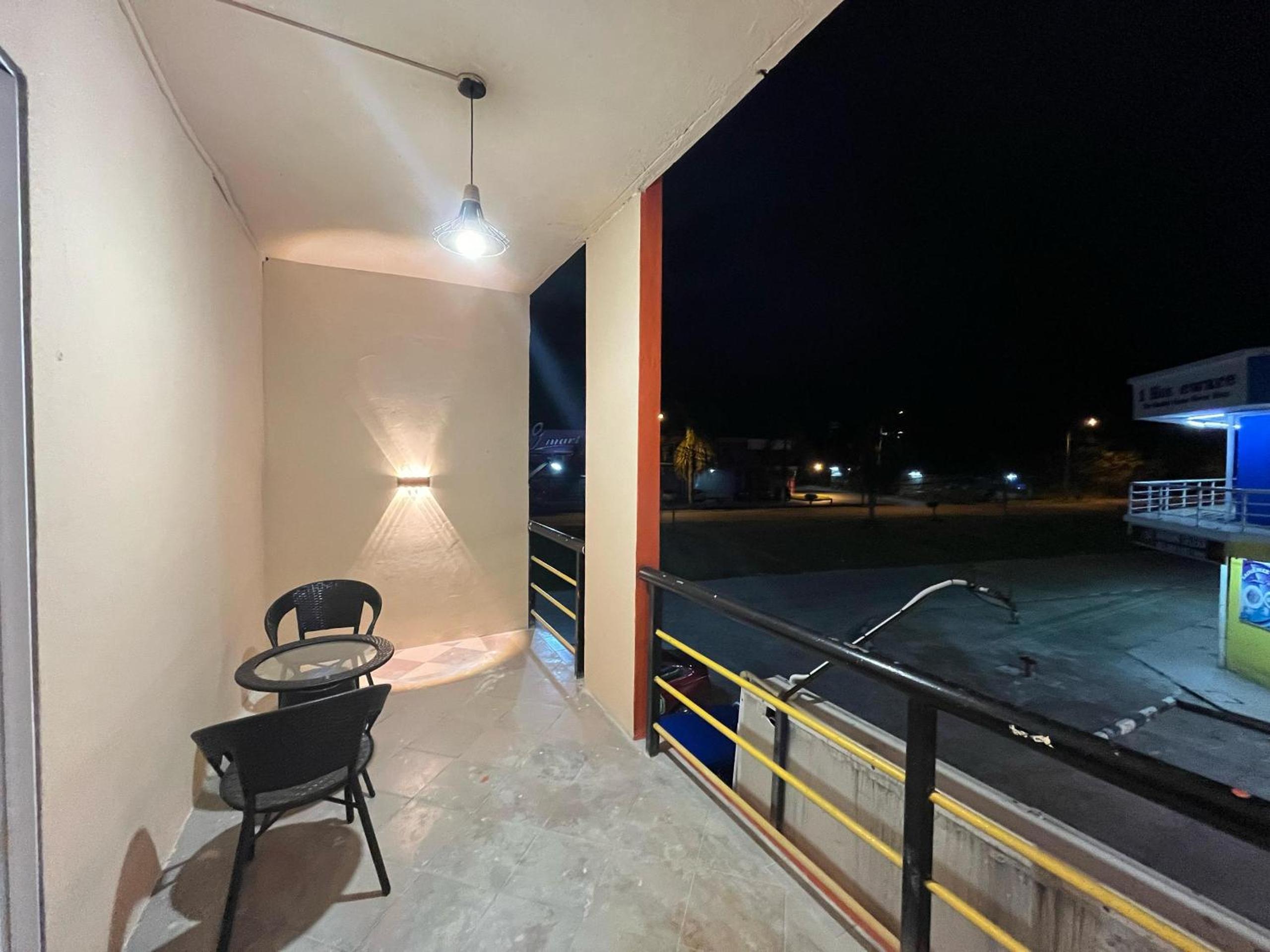 King Room with Balcony - Photo 12