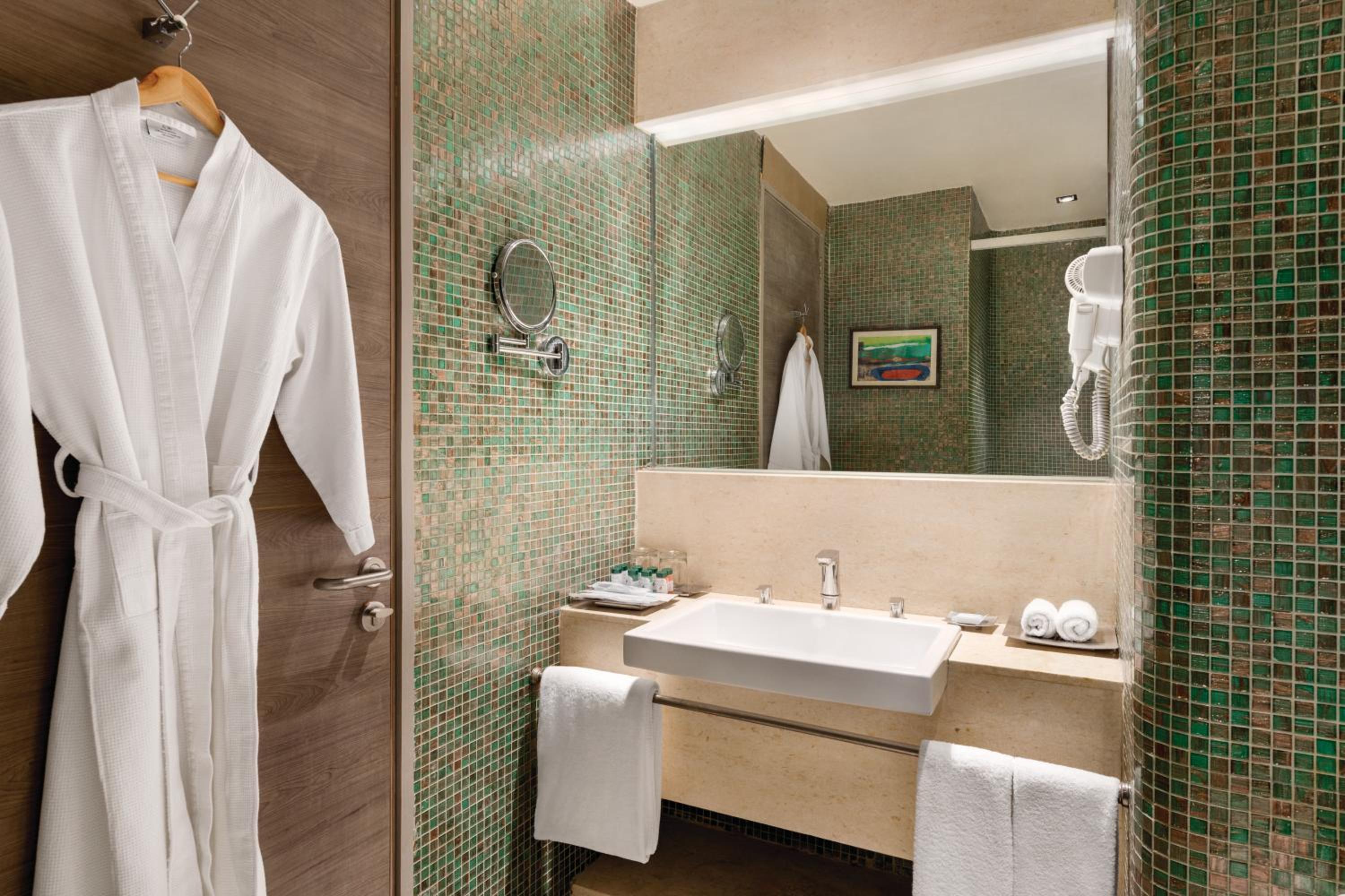 Deluxe Room with One King Bed and City or Garden View - Mobility Accessible/Non-Smoking - 15% Discount on Food & Beverages photo 3