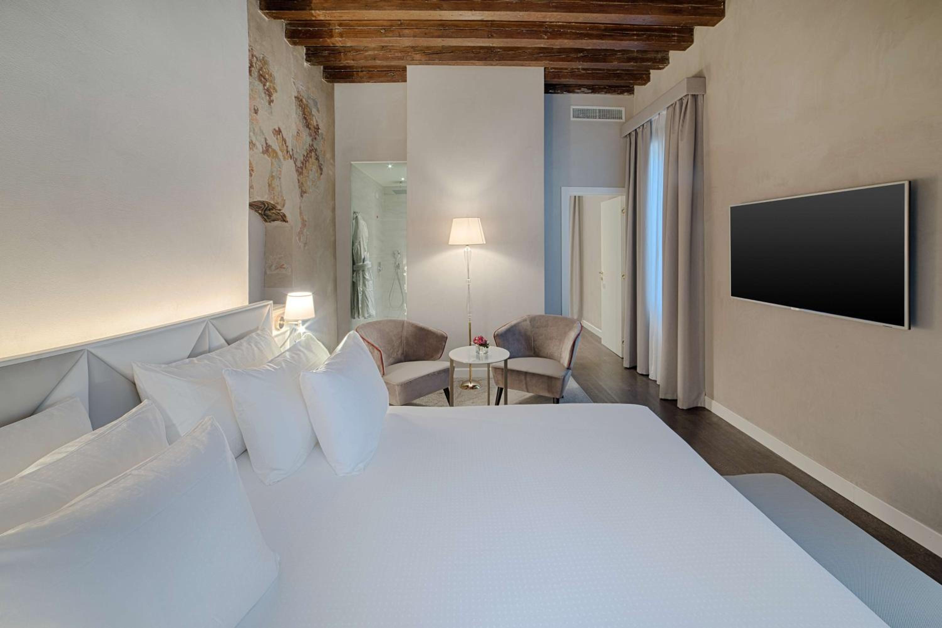 Suite - Photo 4