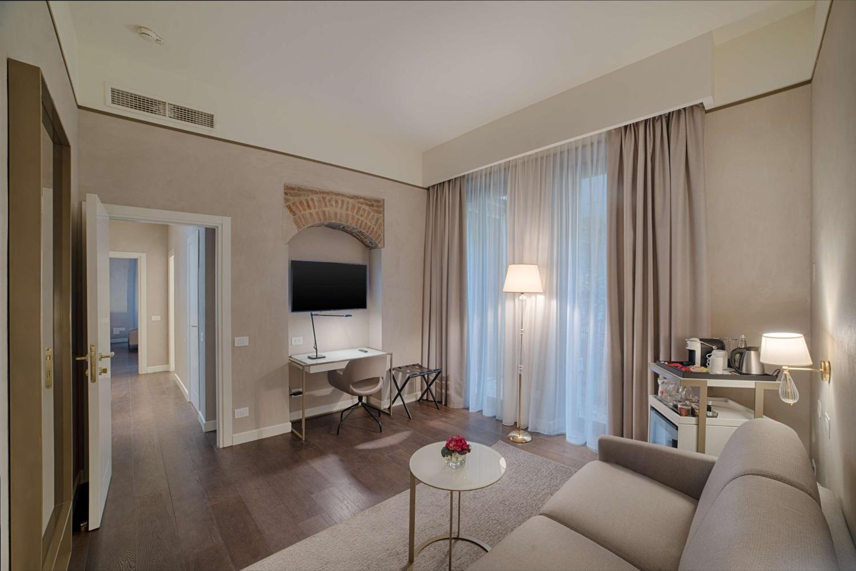 Suite - Photo 3