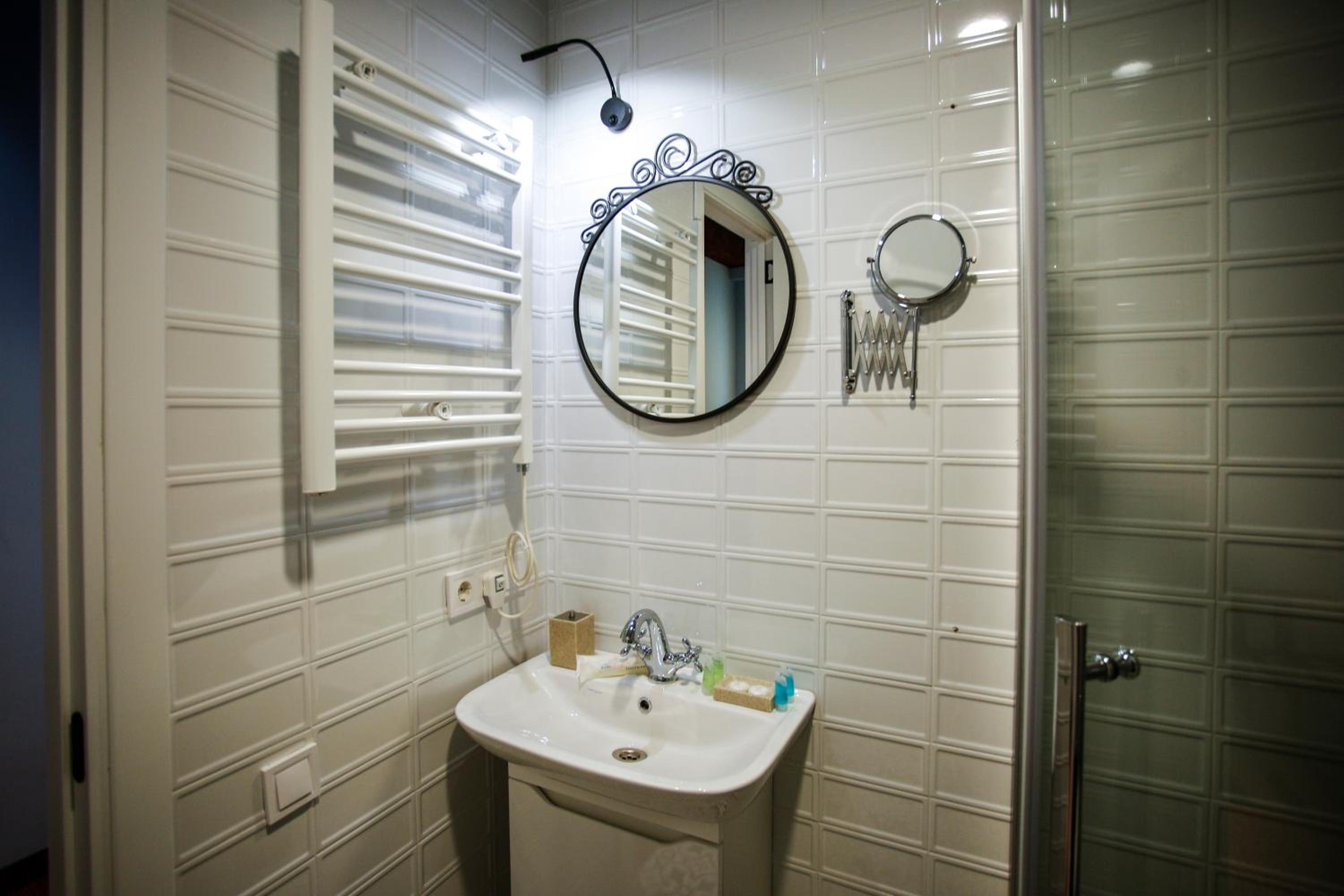 Standard Double or Twin Room - Photo 14