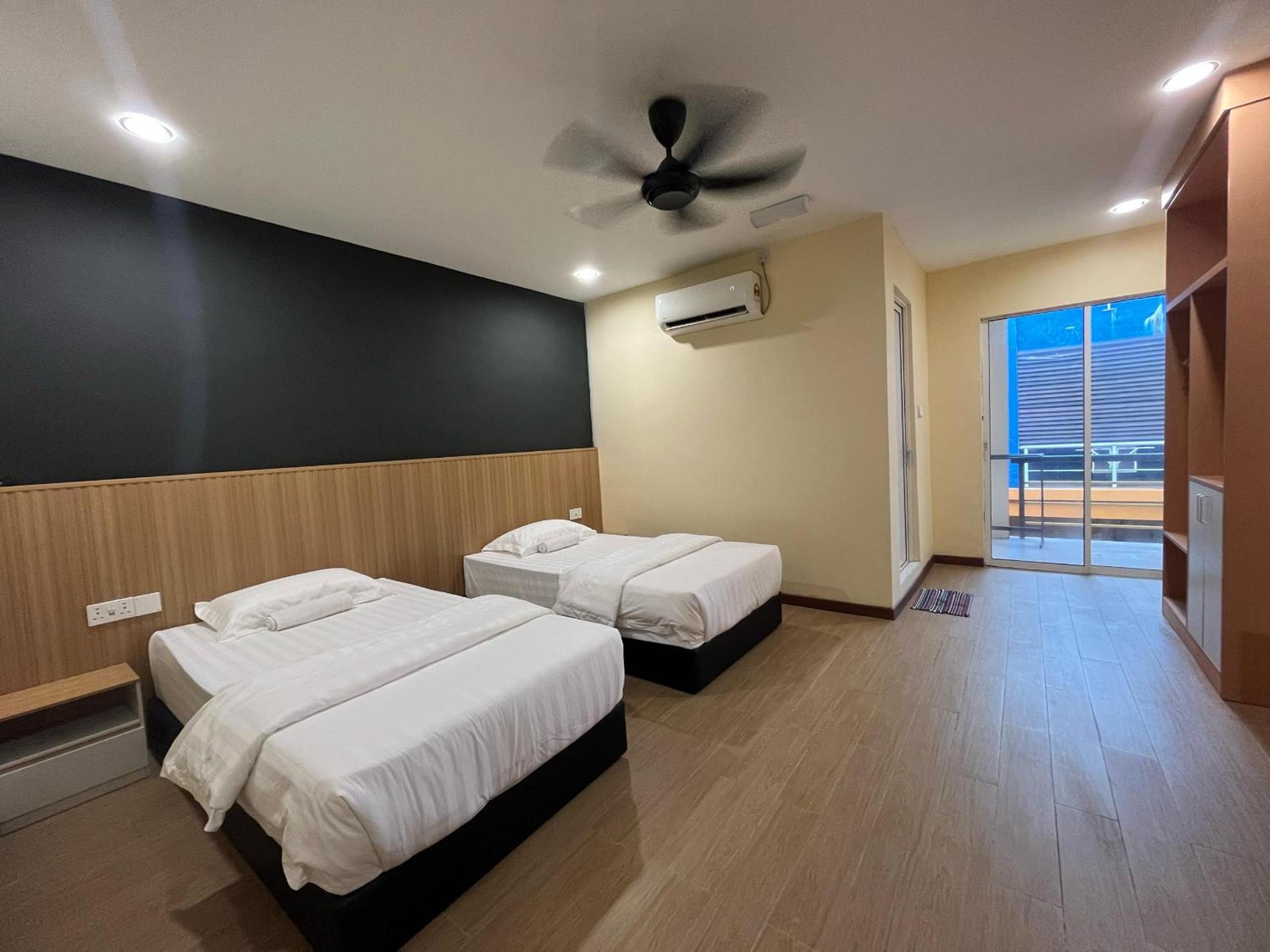 Twin Room with Balcony - Photo 2