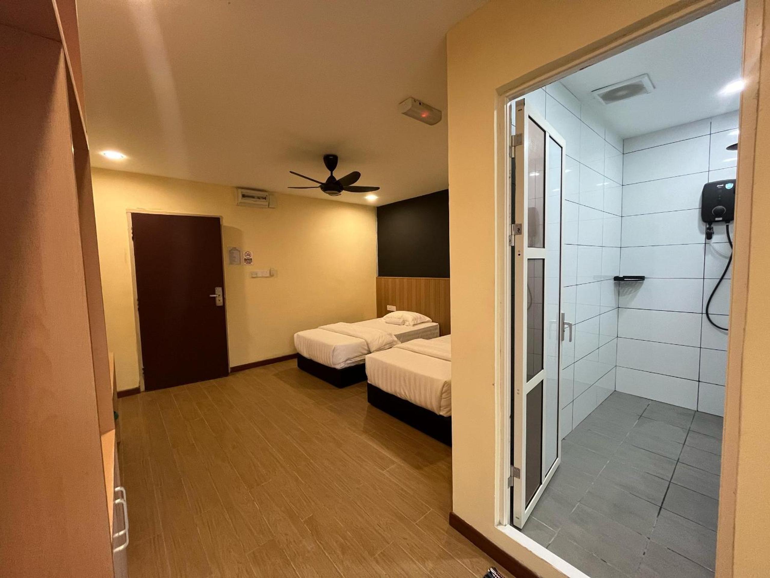 Twin Room with Balcony - Photo 4