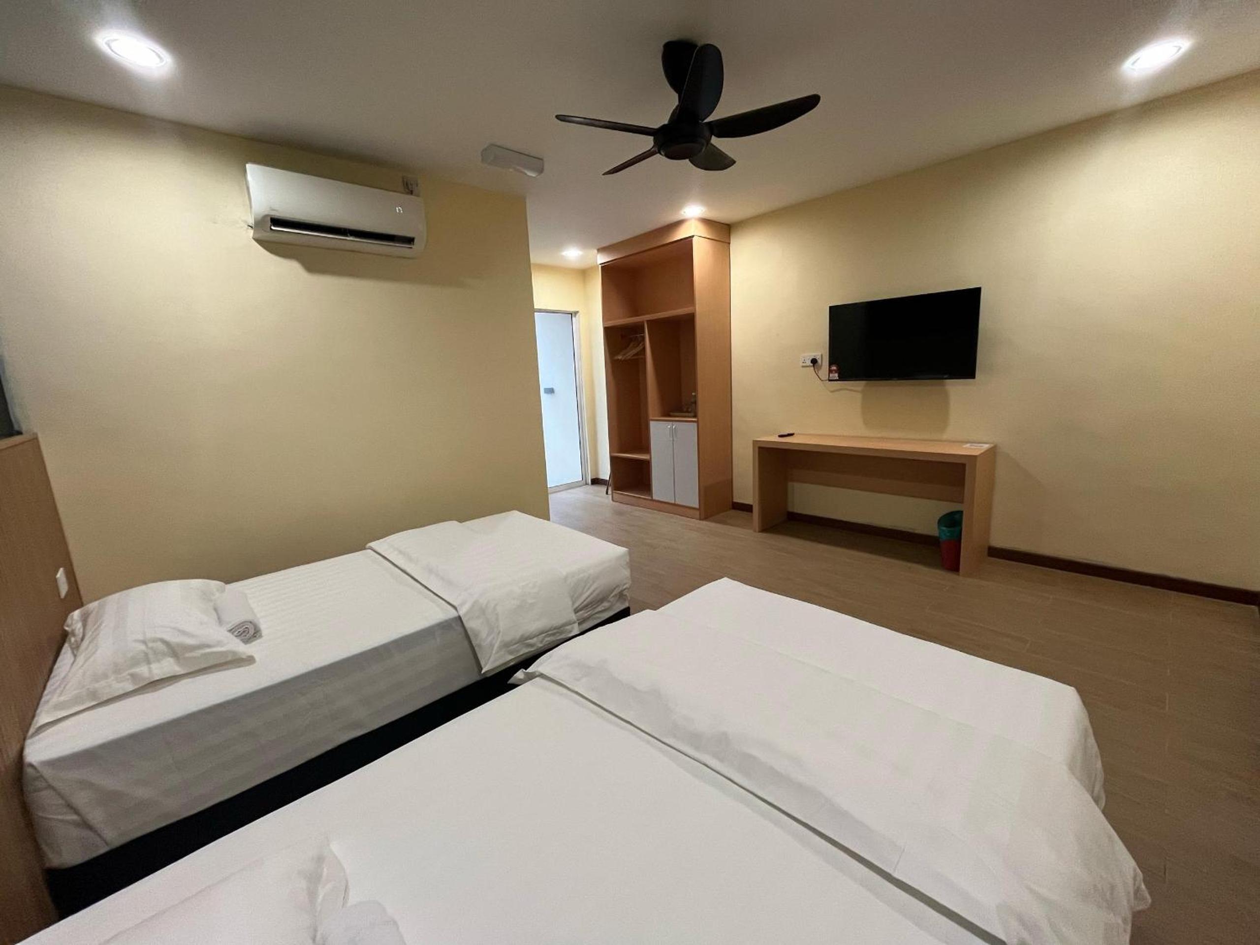 Twin Room with Balcony - Photo 3