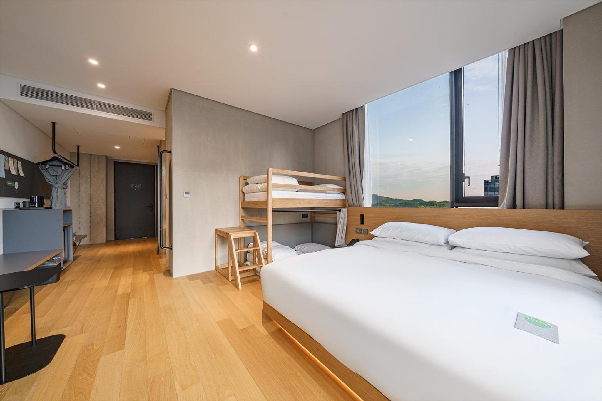 Family Room - Take 4 - 18:00 Check in - Infinity Pool Included - Photo 1