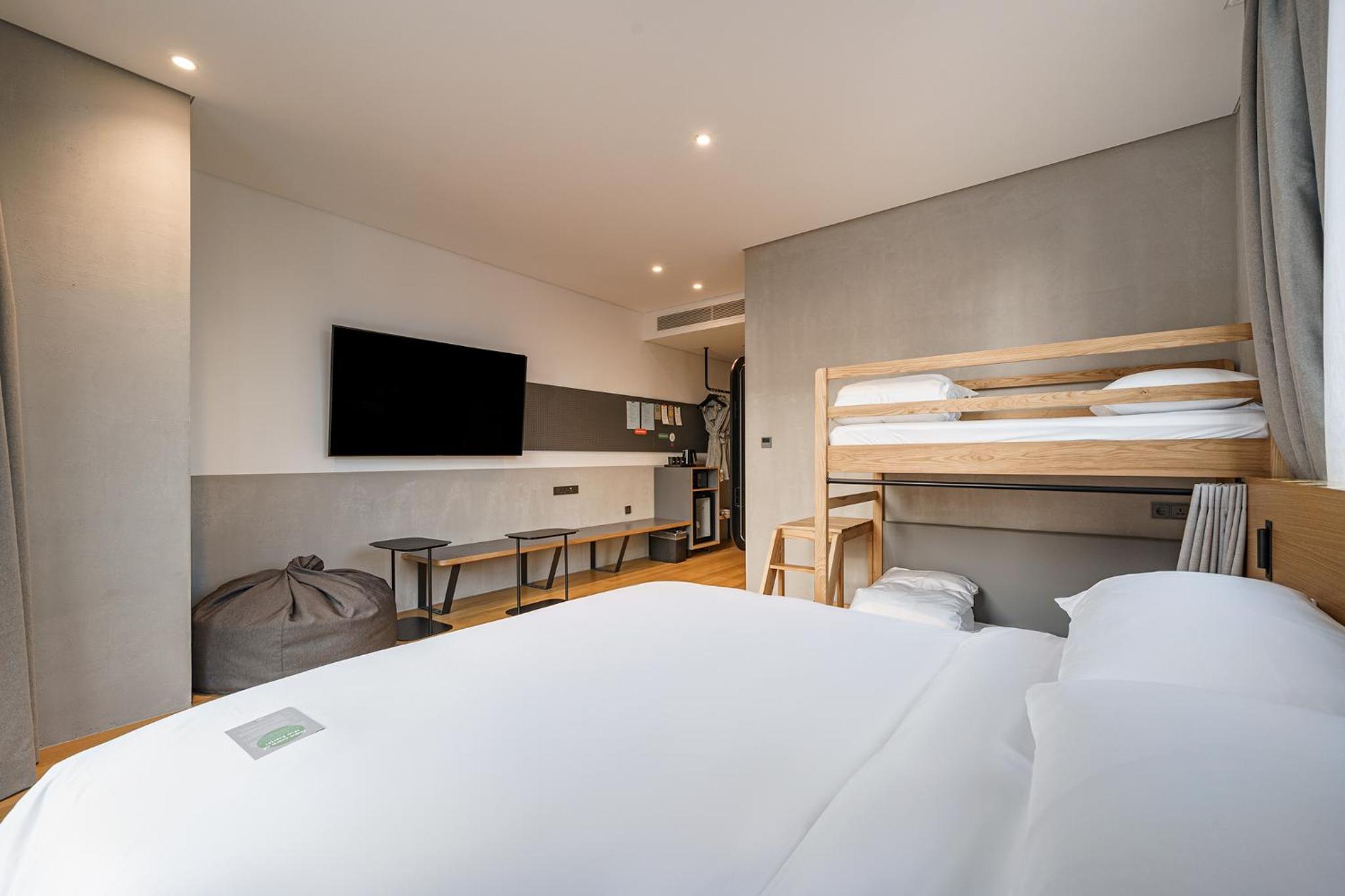 Family Room - Take 4 - 18:00 Check in - Infinity Pool Included - Photo 3