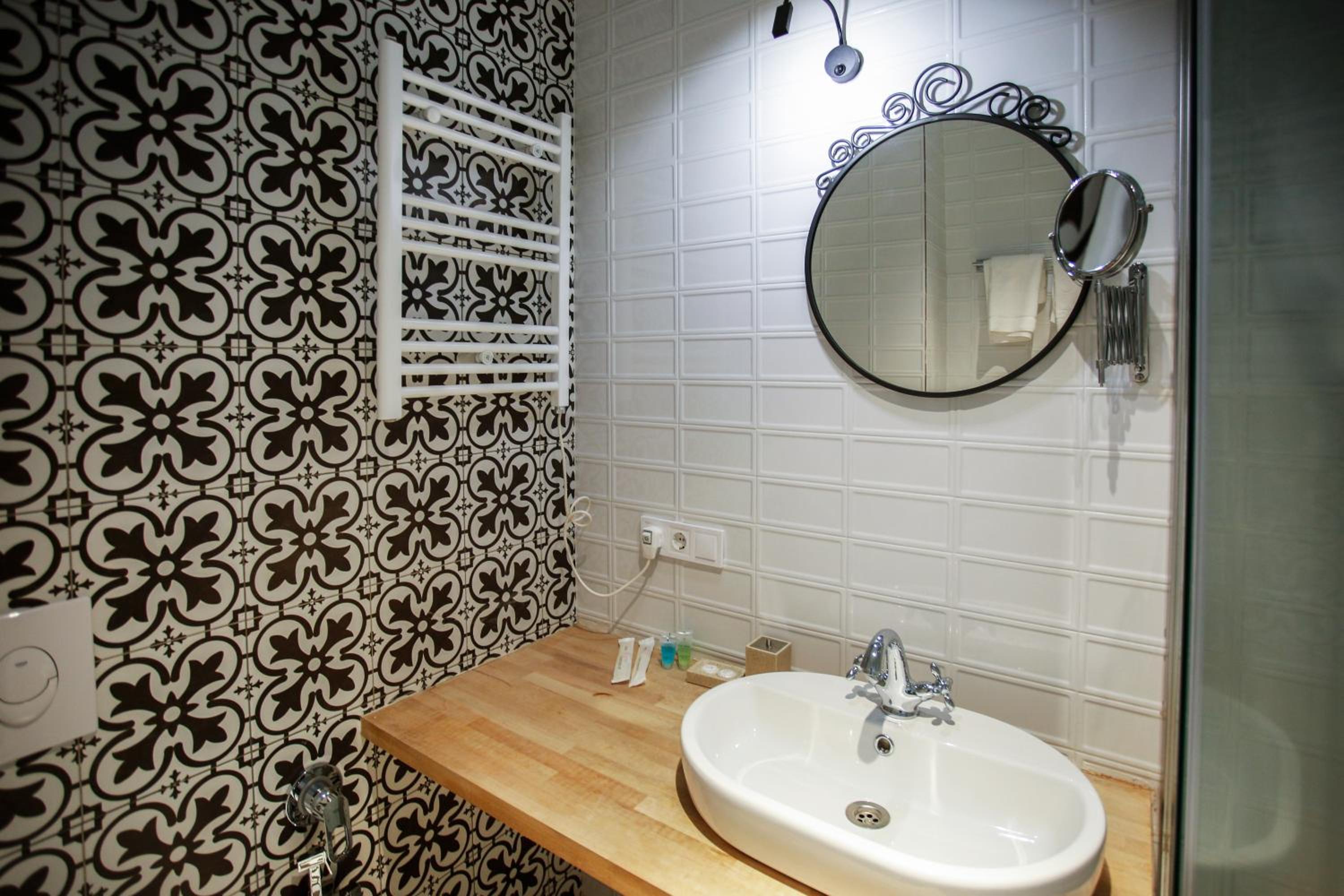 Standard Double Room - Photo 18