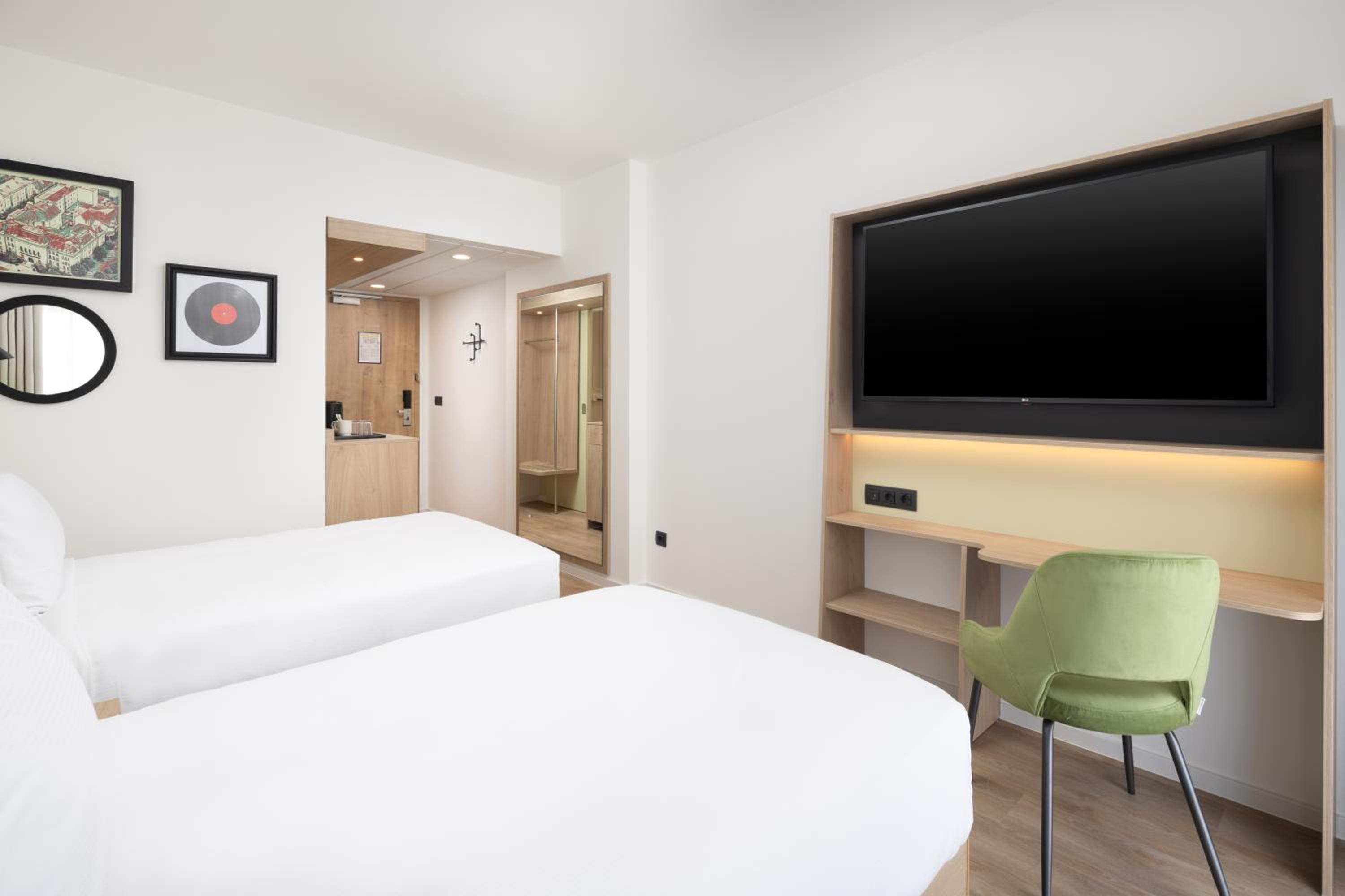 Twin Room - Photo 6