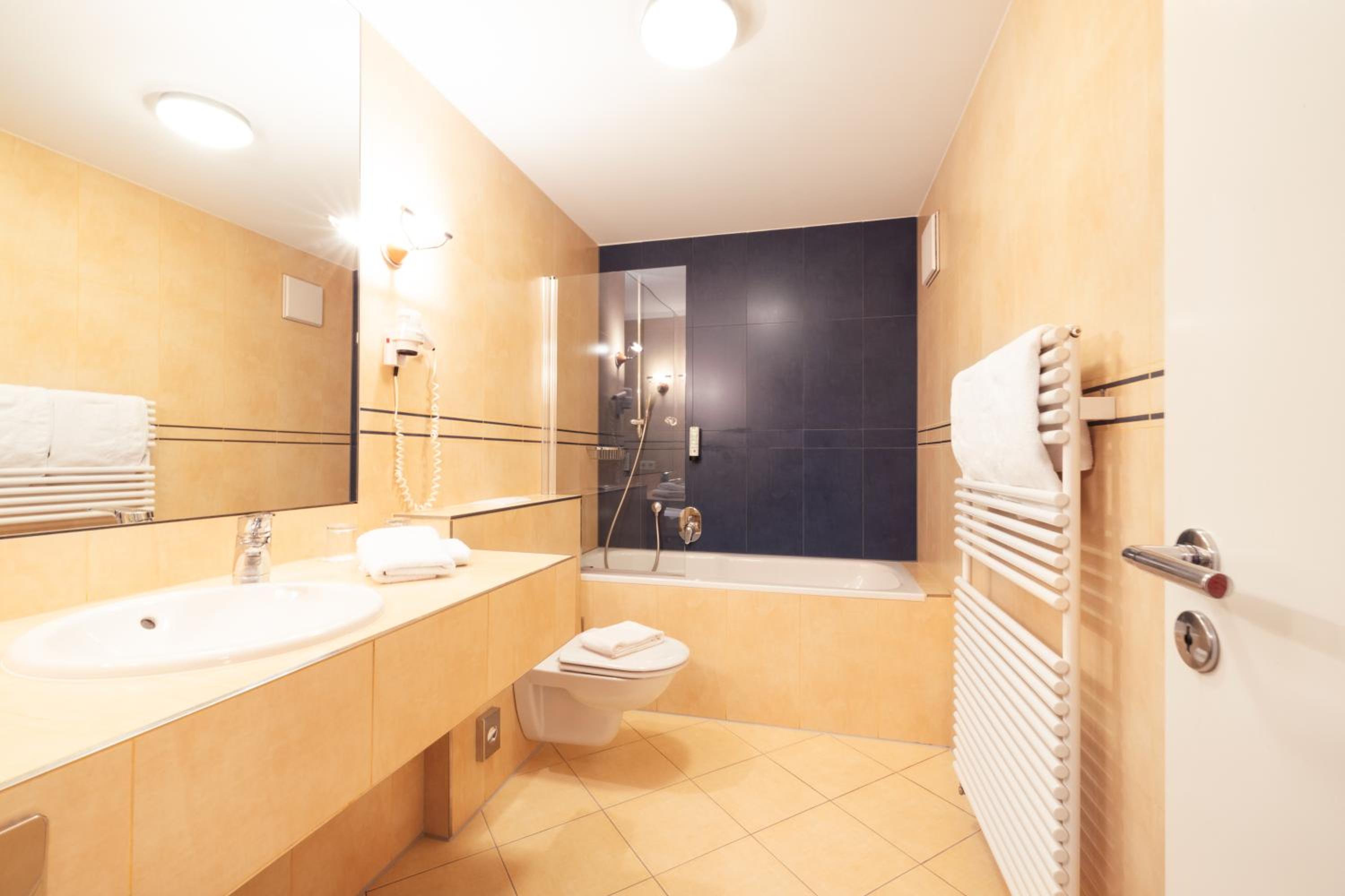 Junior Suite with Terrace and Lakeview - Photo 9