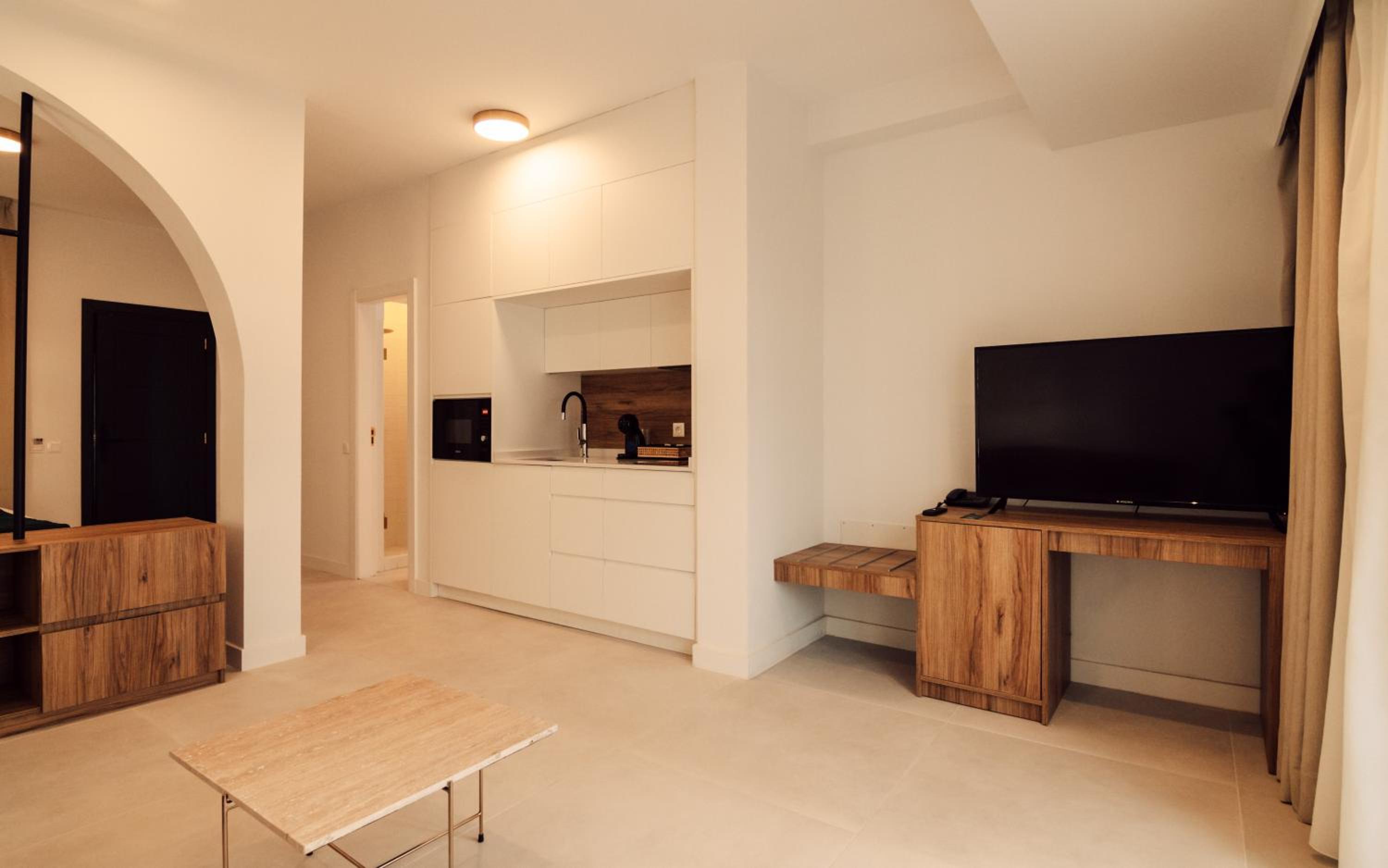 Suite - Photo 10