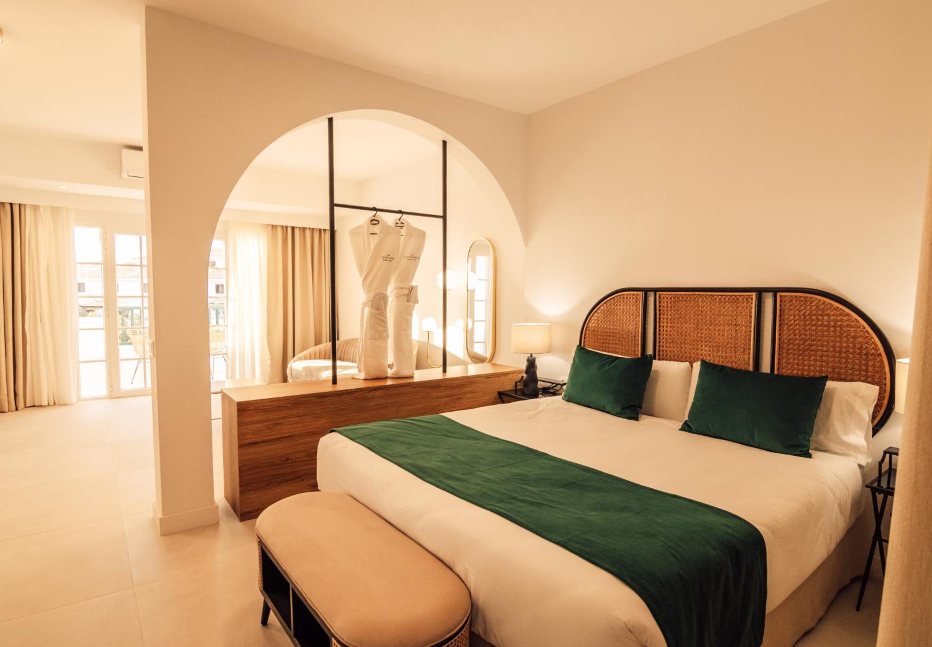 Suite - Photo 19