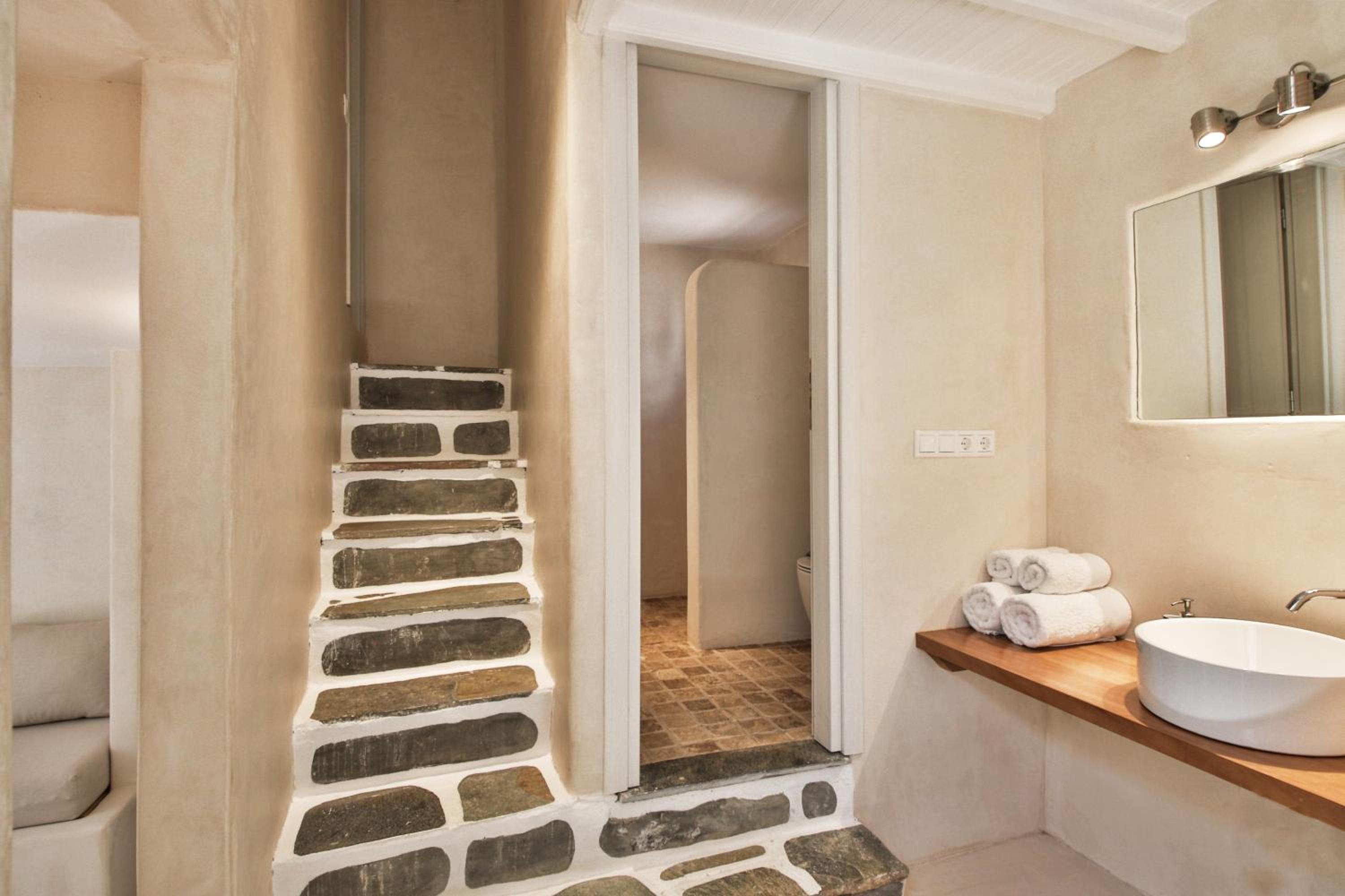 King Room with Balcony - Photo 7