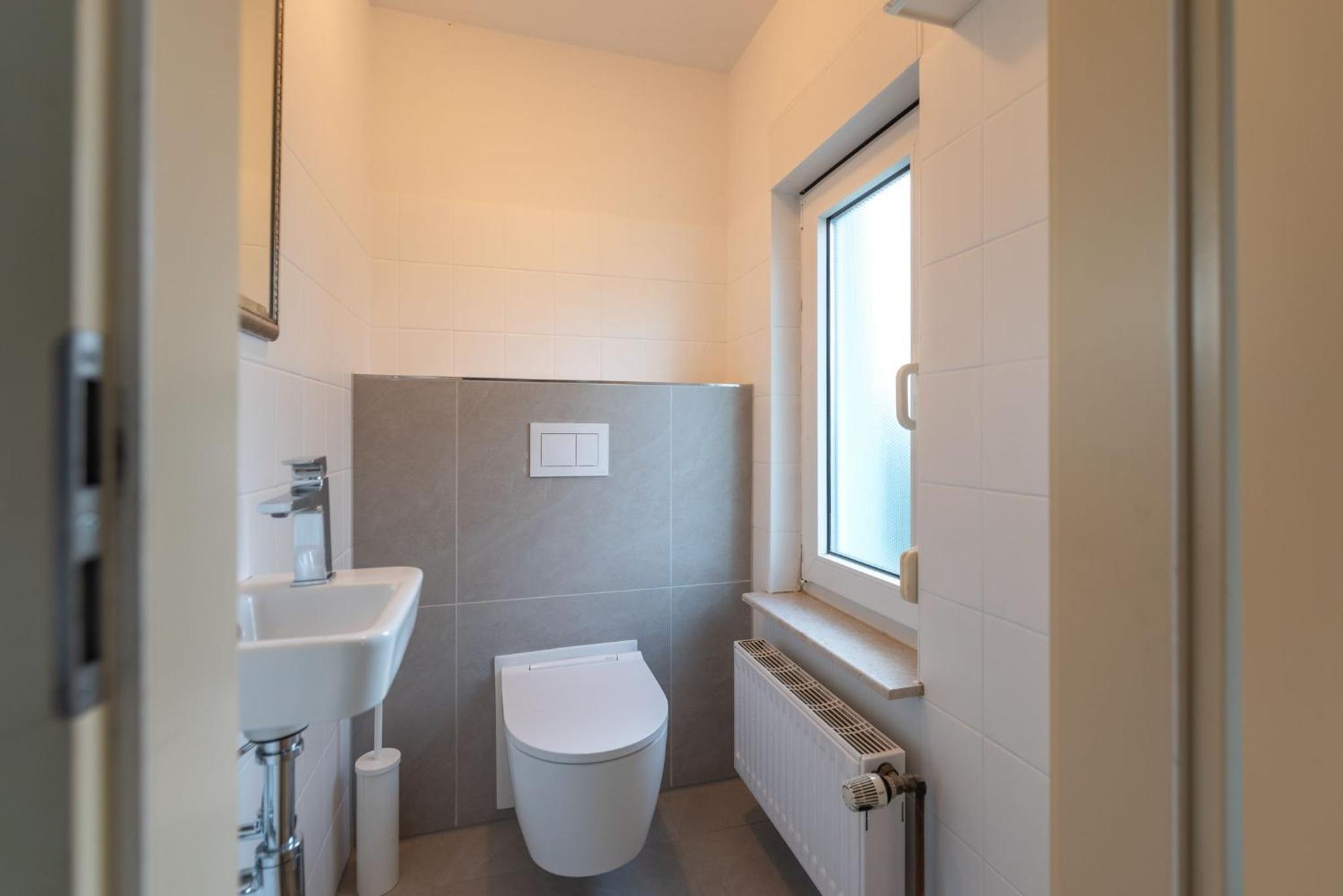 Six-Bedroom House photo 2