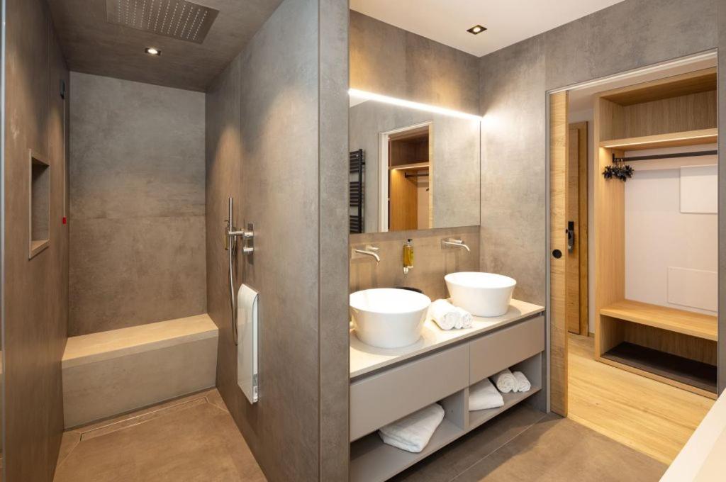 Suite with Balcony - Photo 6