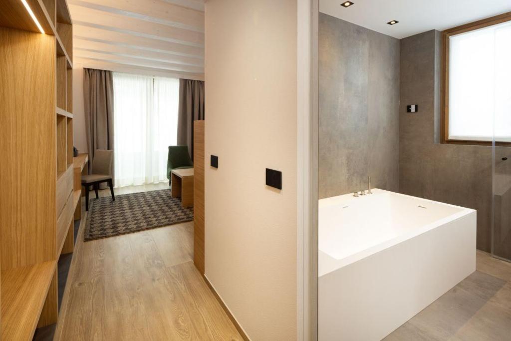 Suite with Balcony - Photo 4