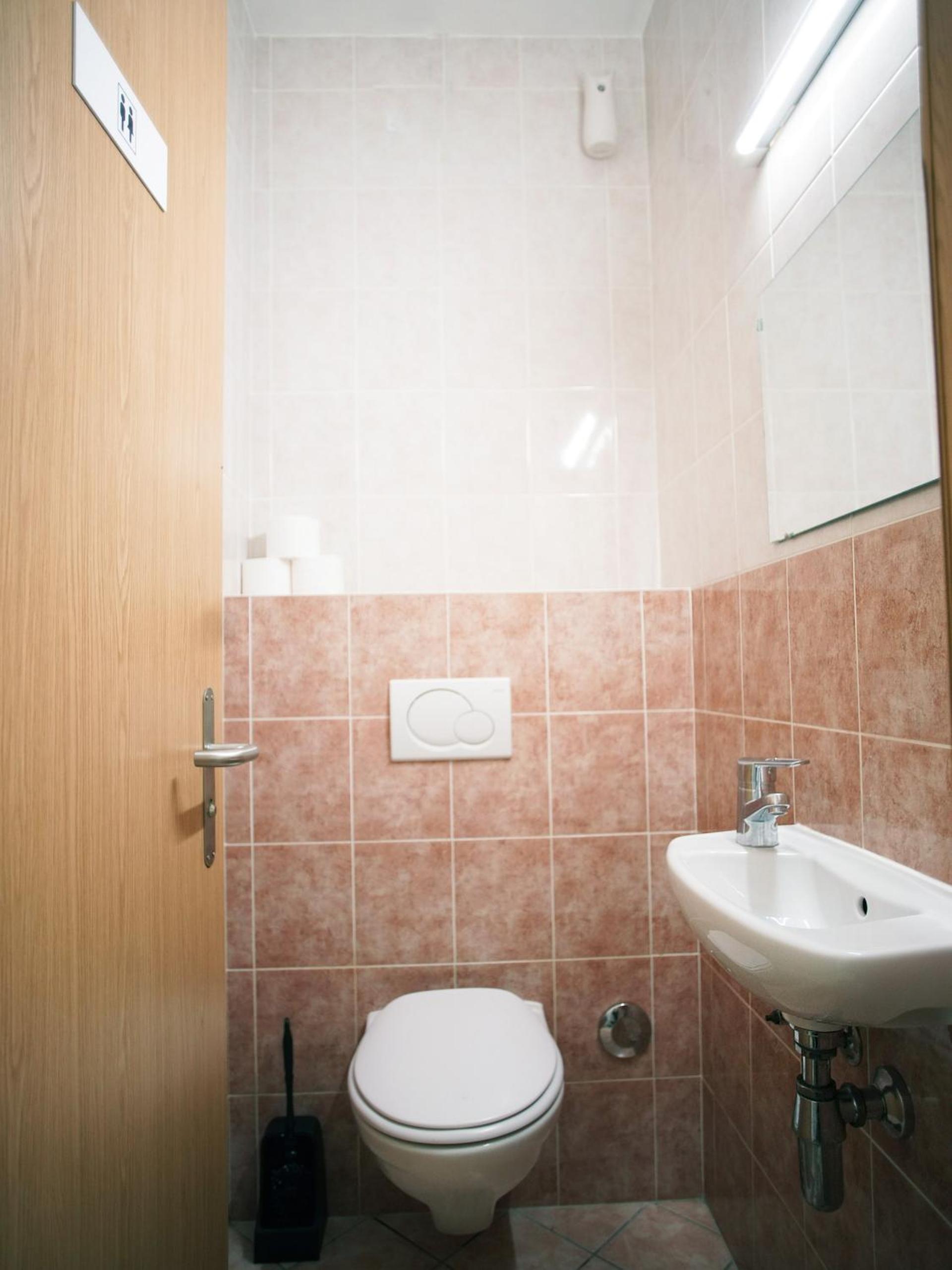 Single Room with Shared Shower and Toilet photo 3