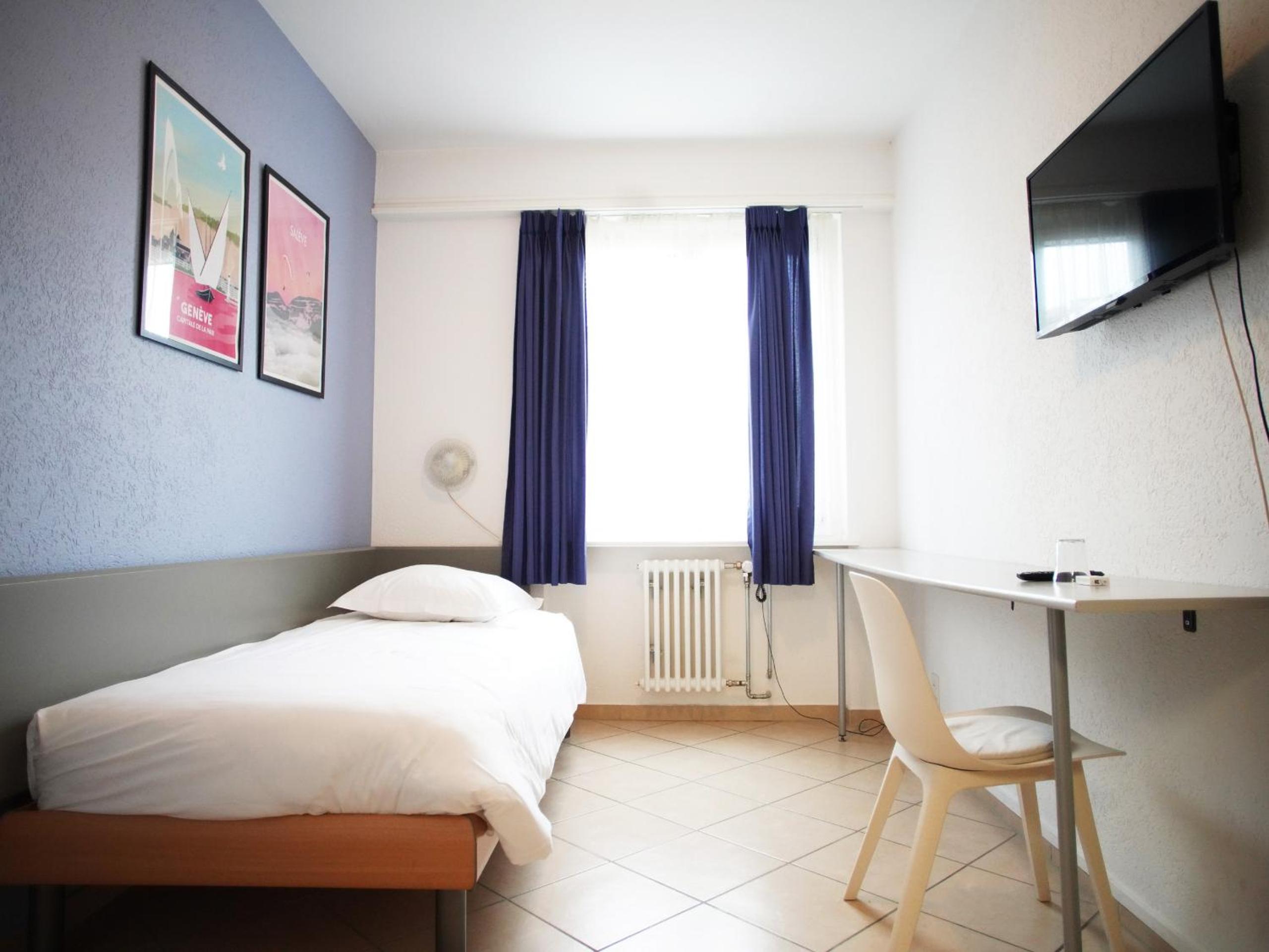 Single Room with Shared Shower and Toilet photo 1