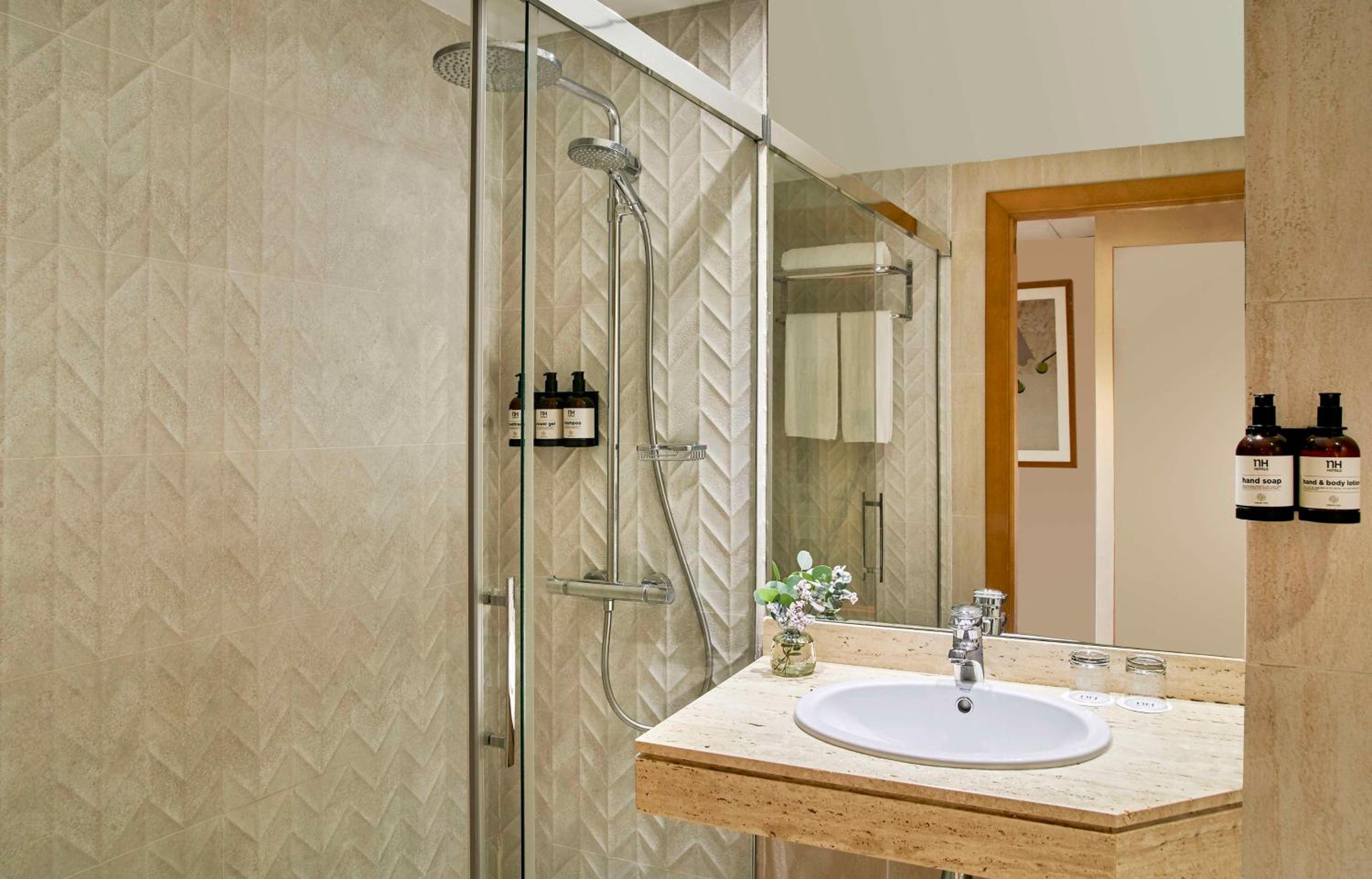 Standard Double or Twin Room - Photo 7