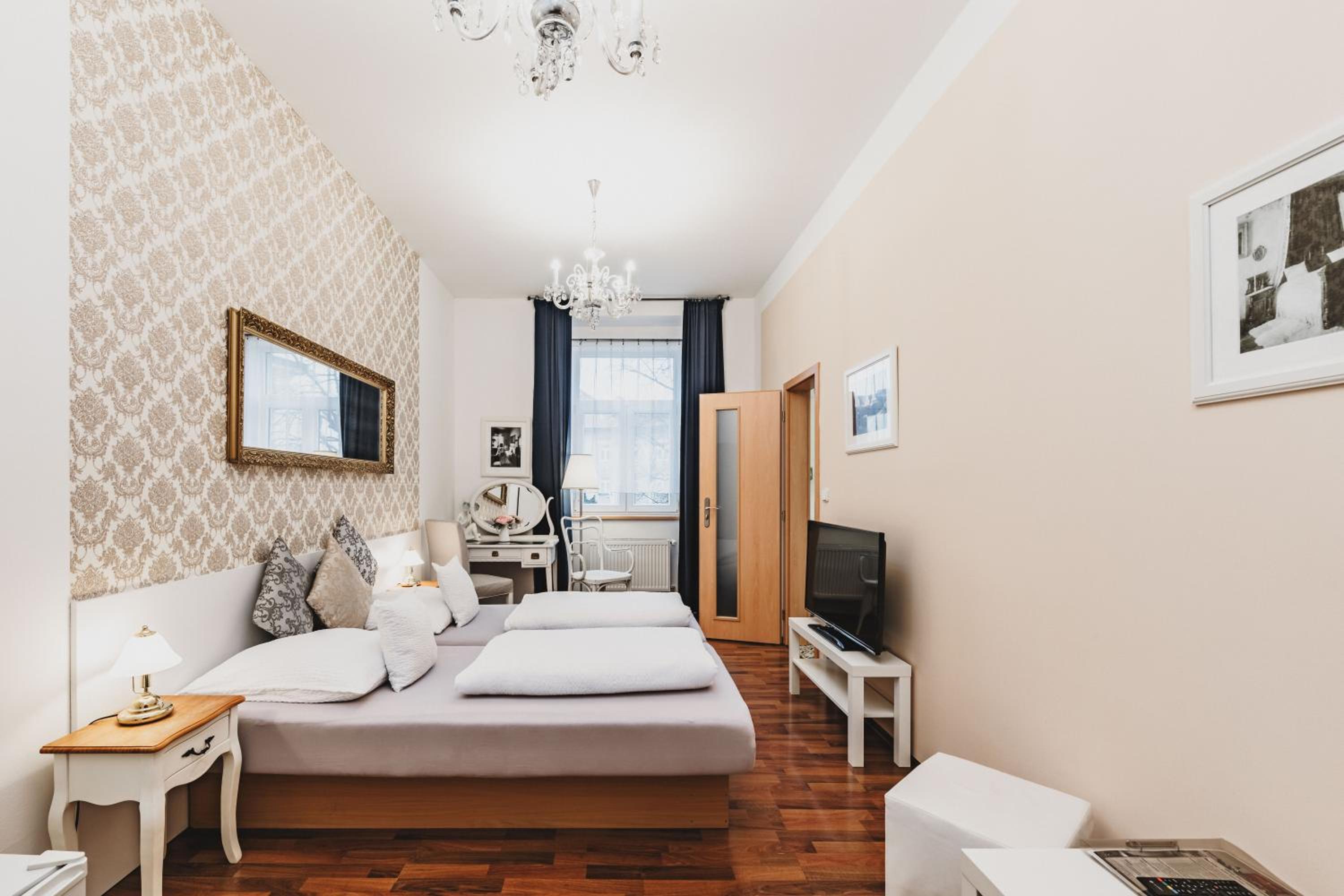 Deluxe Double or Twin Room photo 3