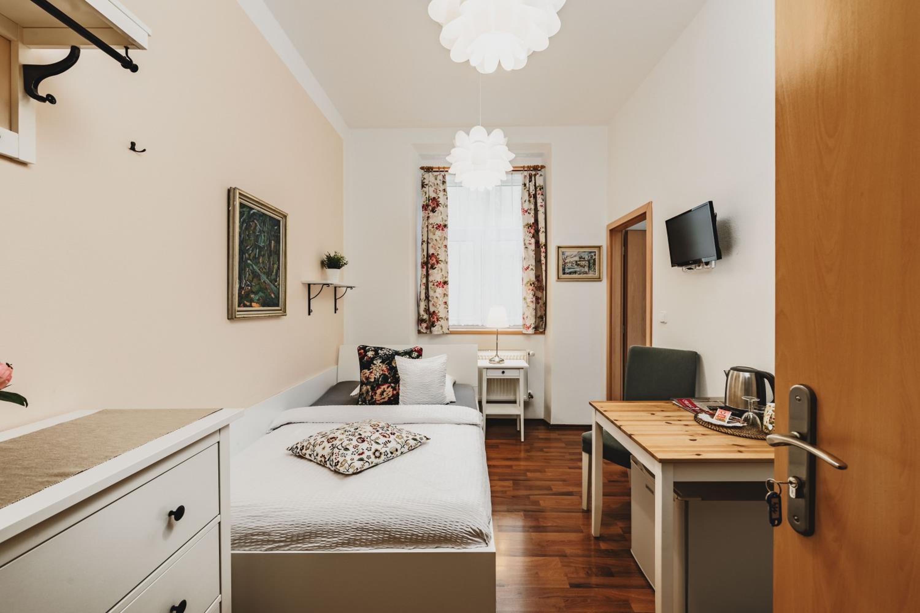 Single Room with Bathroom photo 3