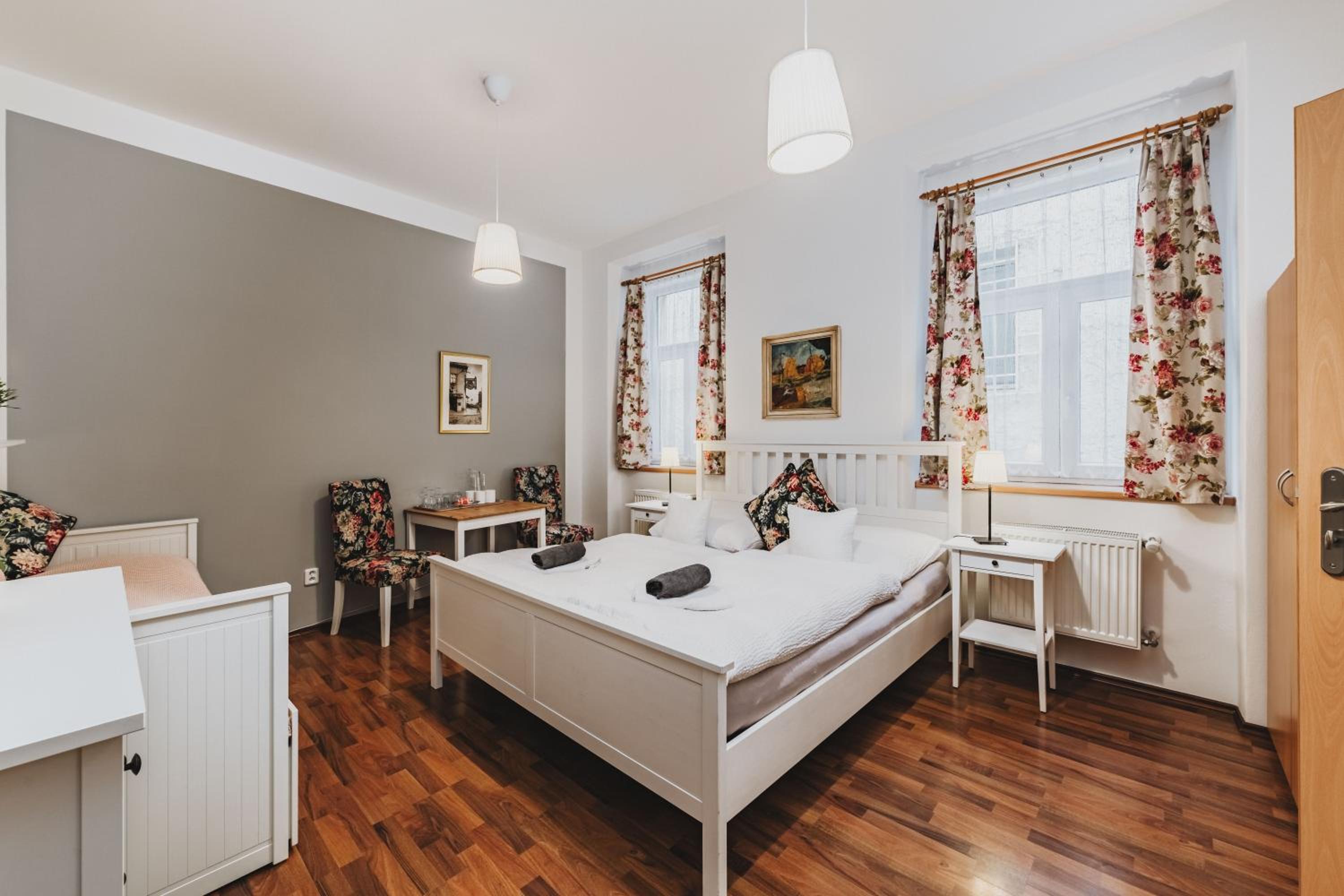 Large Triple Room with Private Bathroom photo 2
