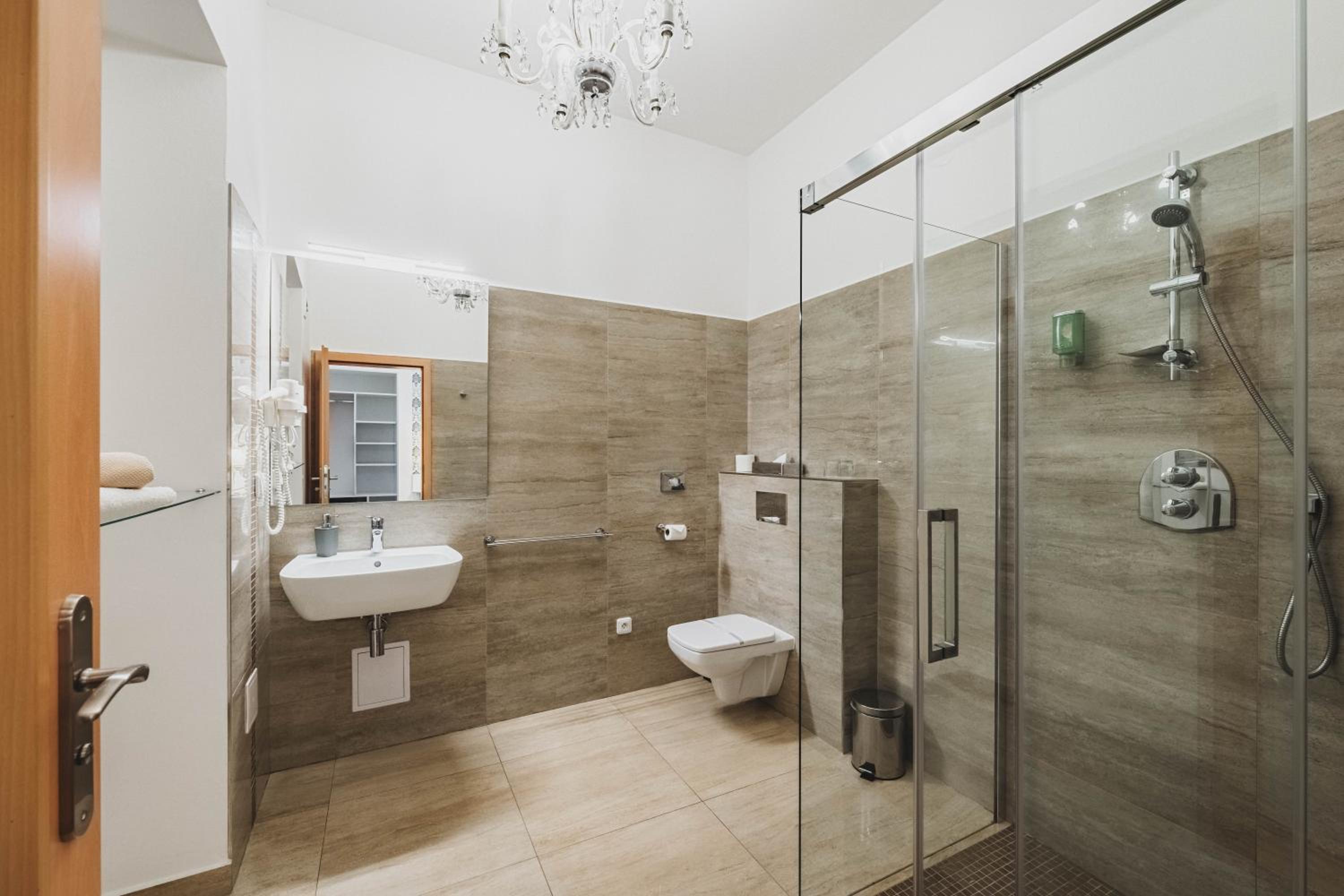 Double or Twin Room with Private Bathroom photo 3
