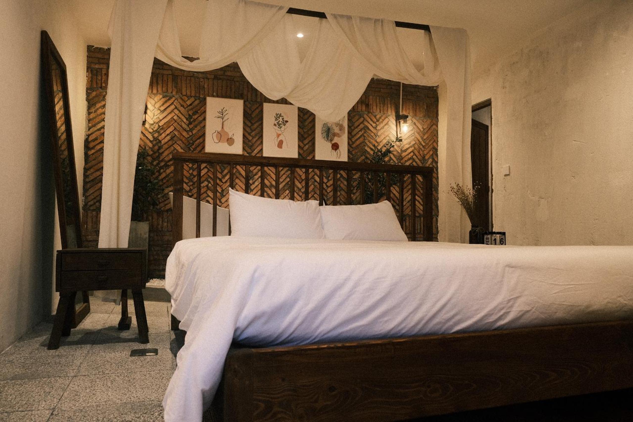 Suite - Photo 1
