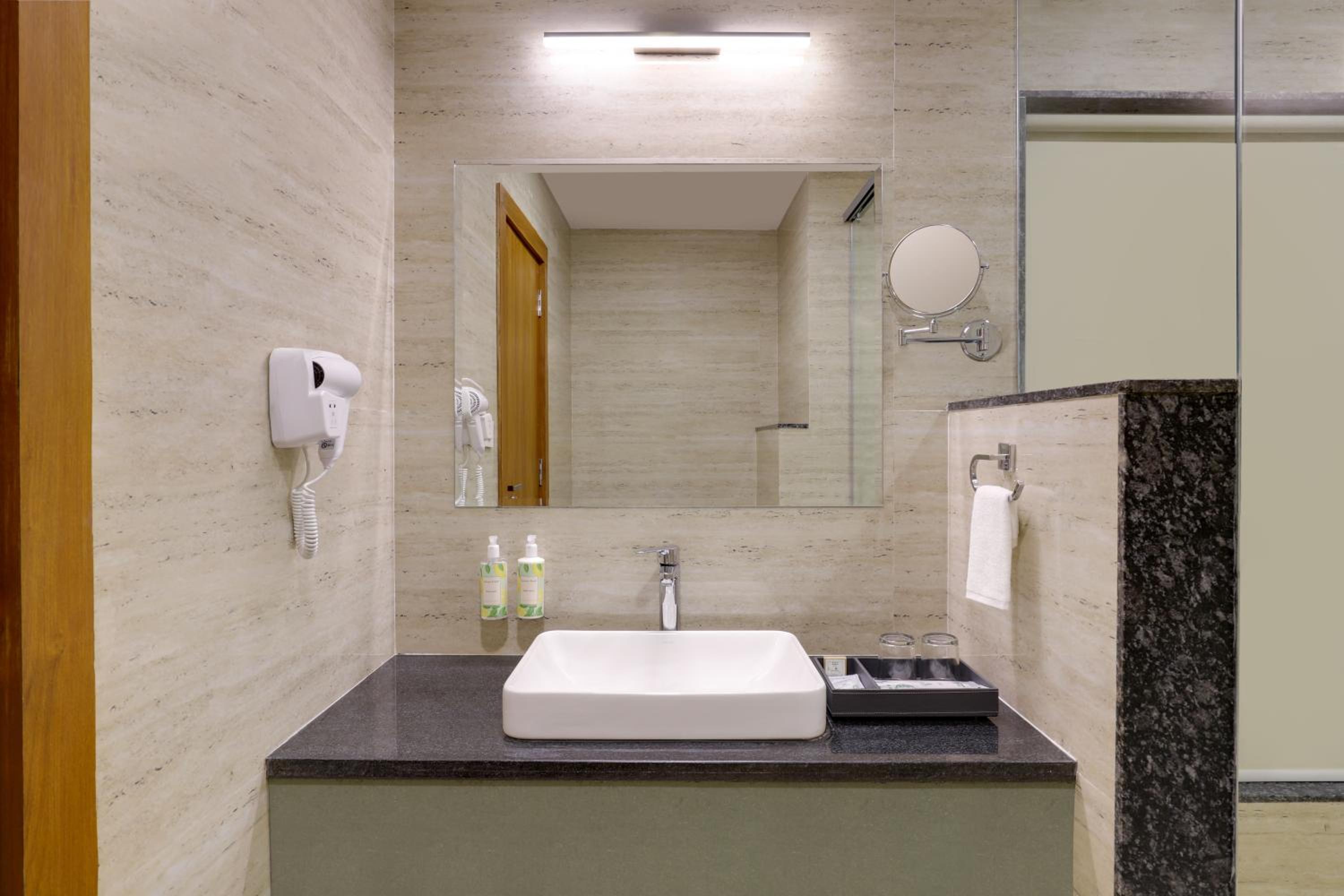 Superior King Room (Complimentary Welcome Drink on arrival) - Photo 7
