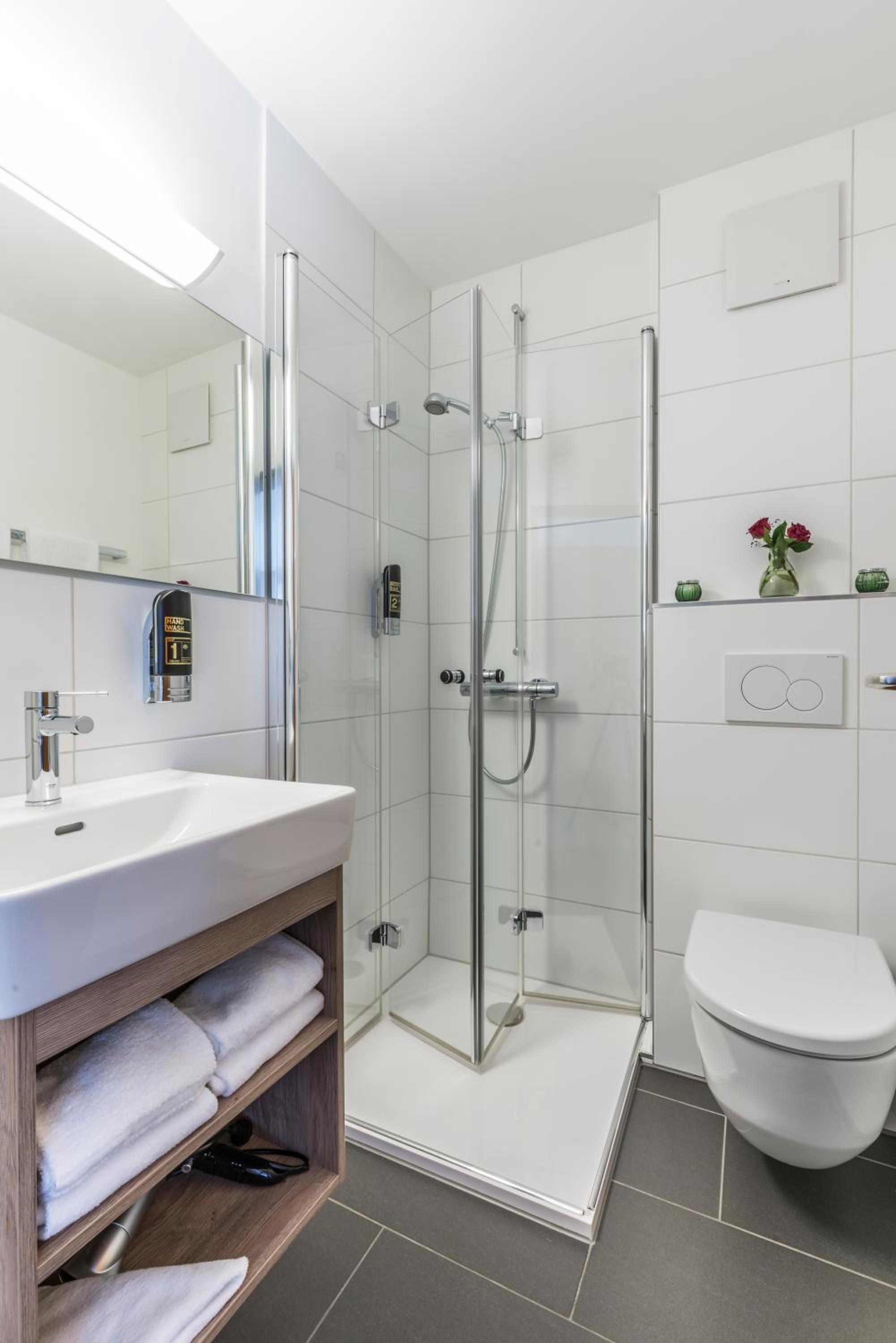 Standard Twin Double Room (with Air Conditioning) photo 2