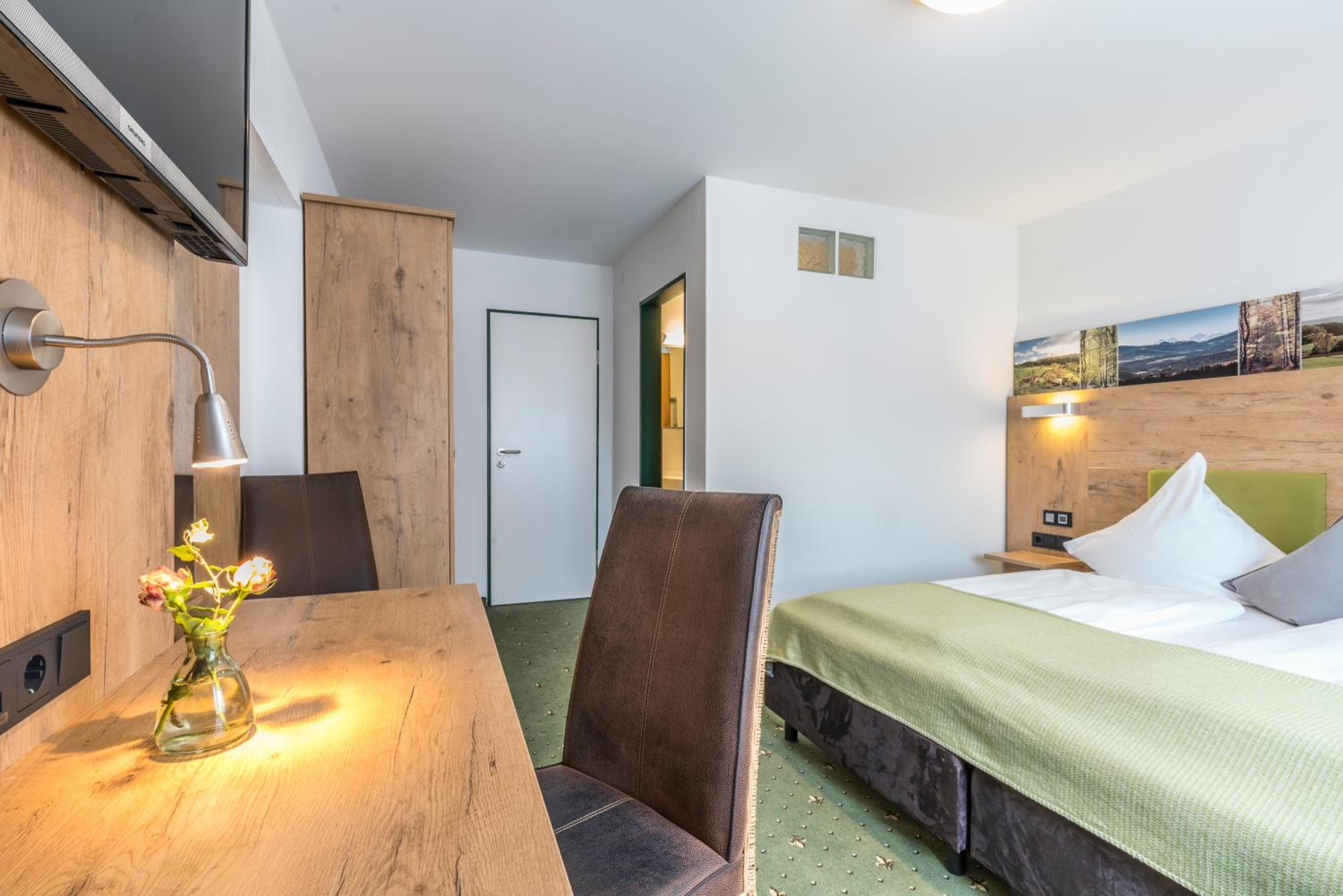 Standard Twin Double Room (with Air Conditioning) photo 3