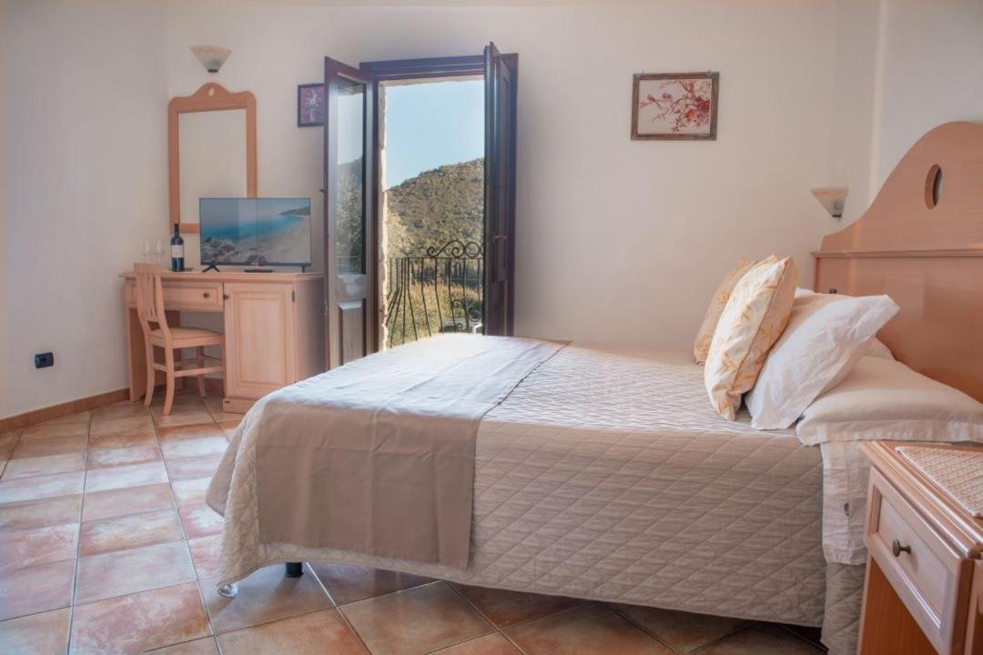 Two bedrooms with shared bathroom  photo 3