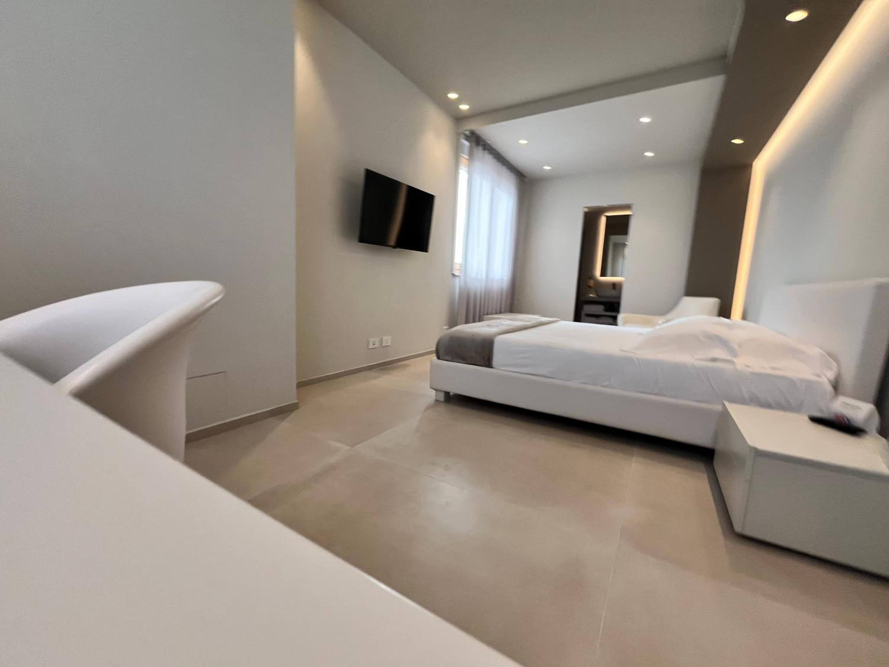 Deluxe King Room - Photo 2