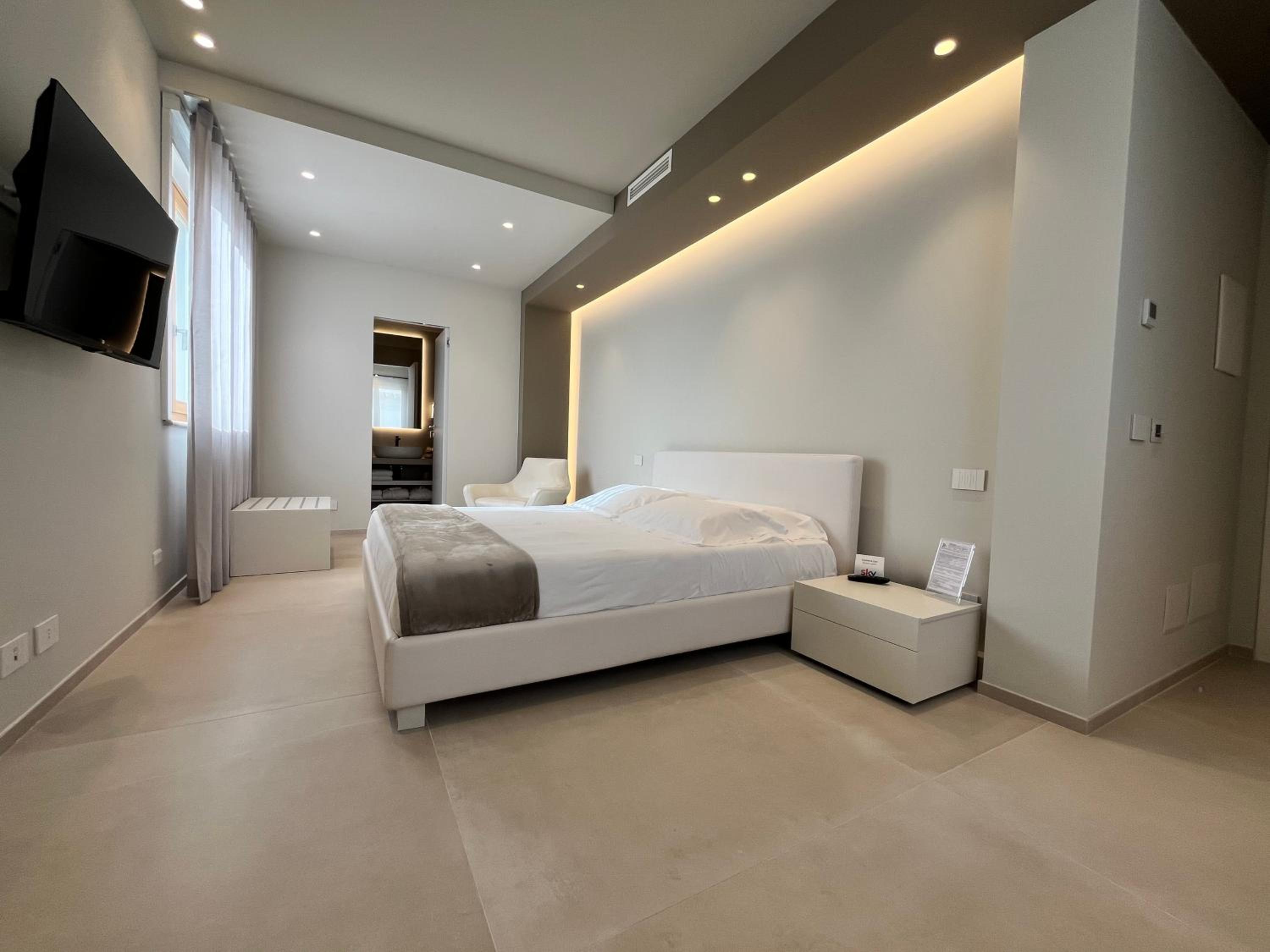 Deluxe King Room - Photo 1