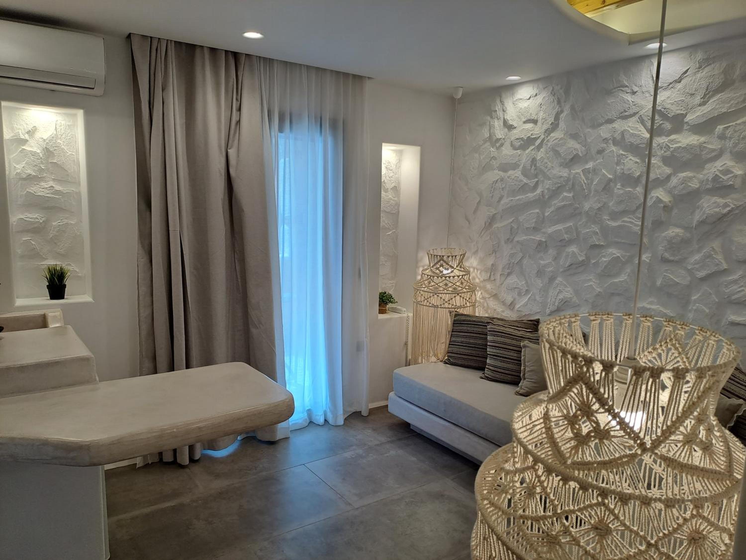 One-Bedroom Apartment - Photo 3