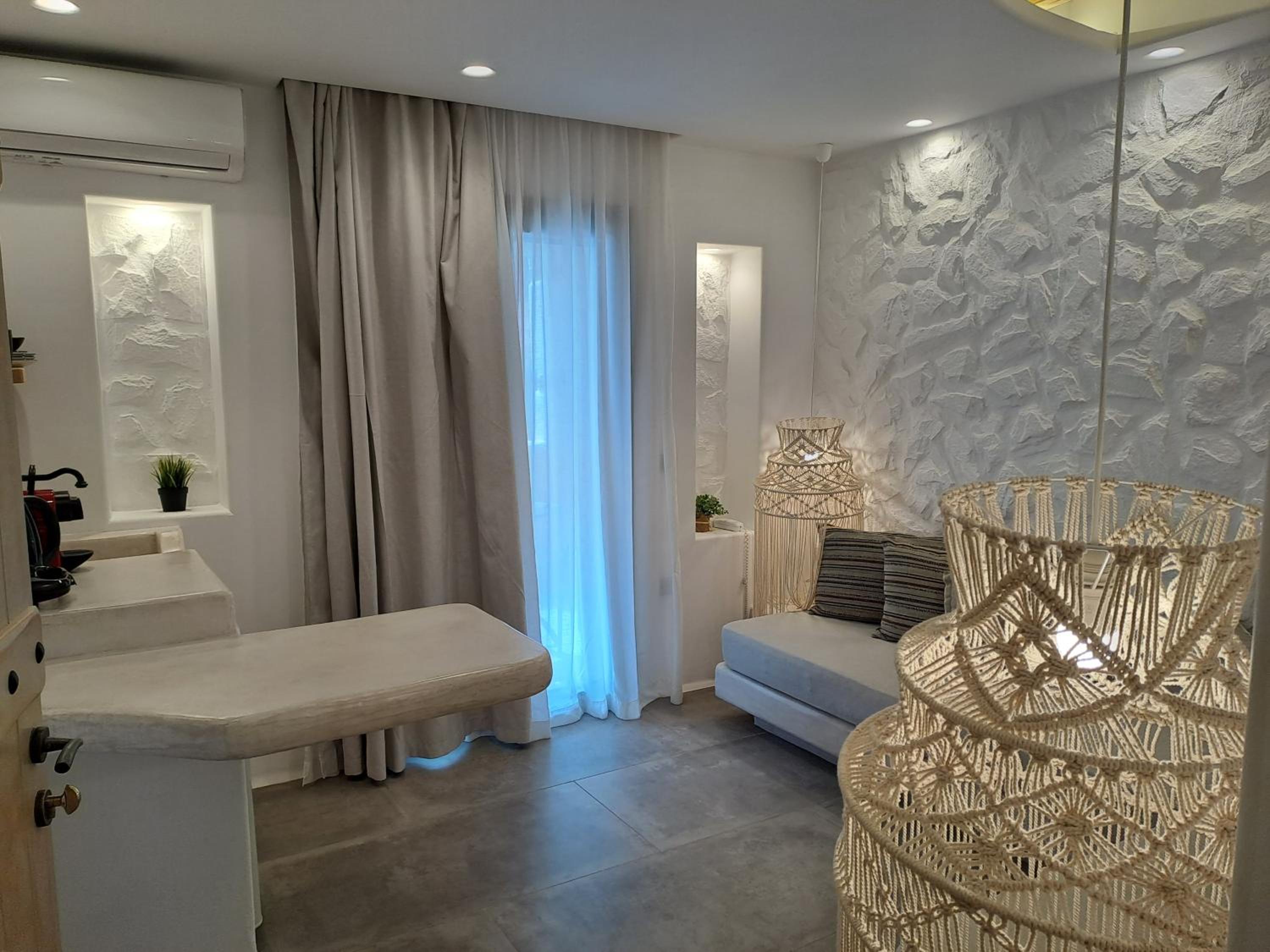 One-Bedroom Apartment - Photo 1