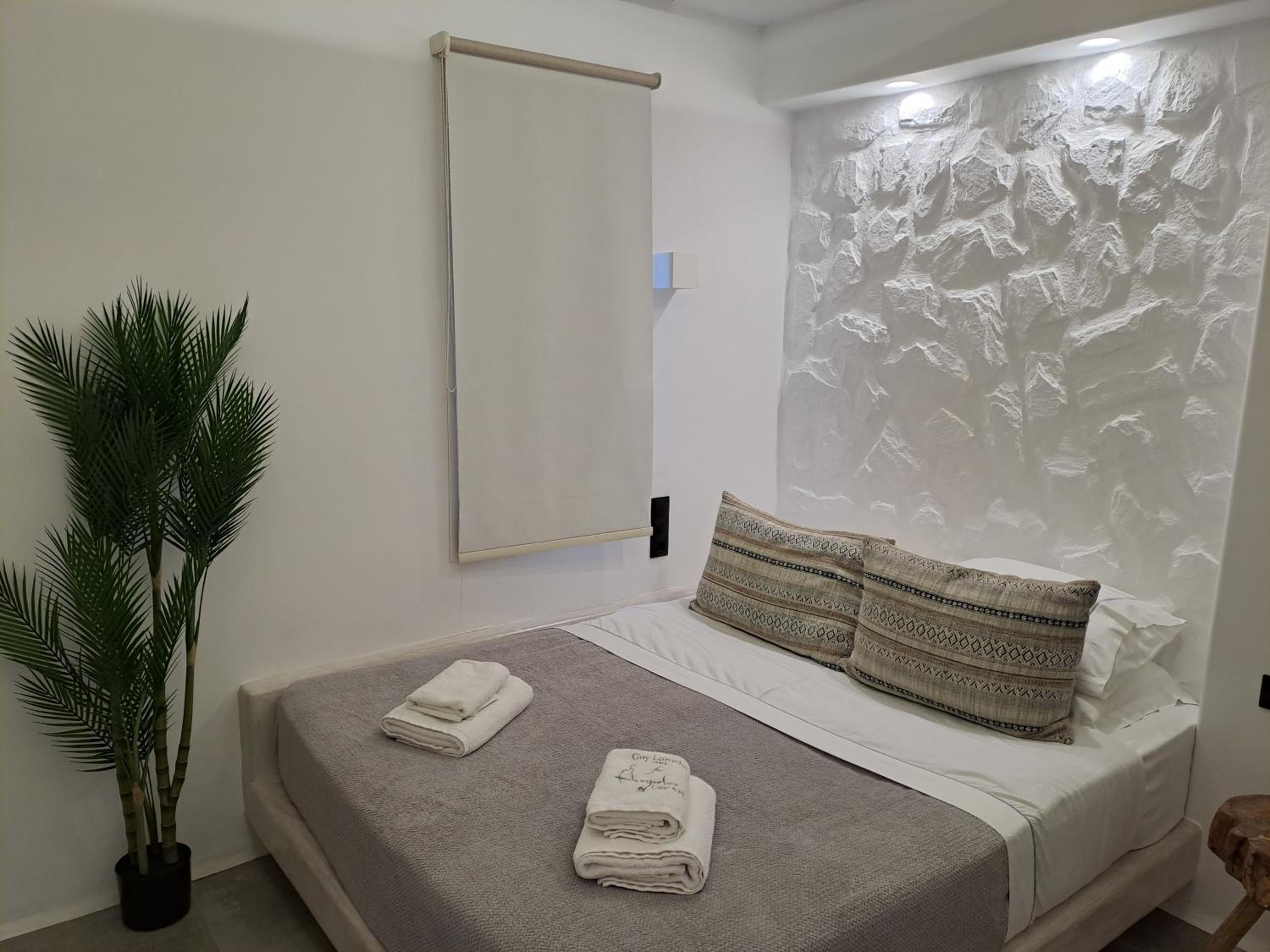 One-Bedroom Apartment - Photo 2
