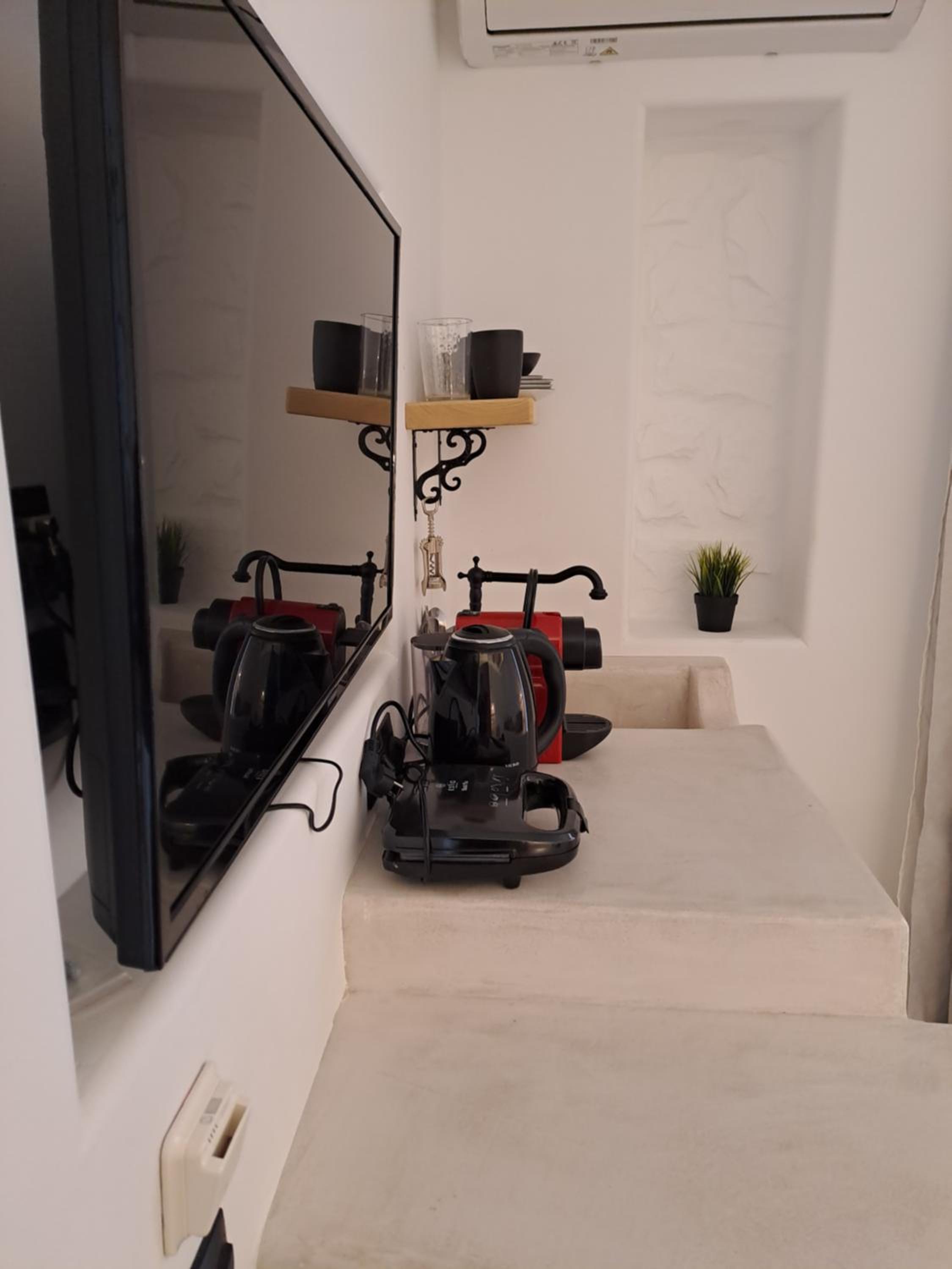 One-Bedroom Apartment - Photo 6