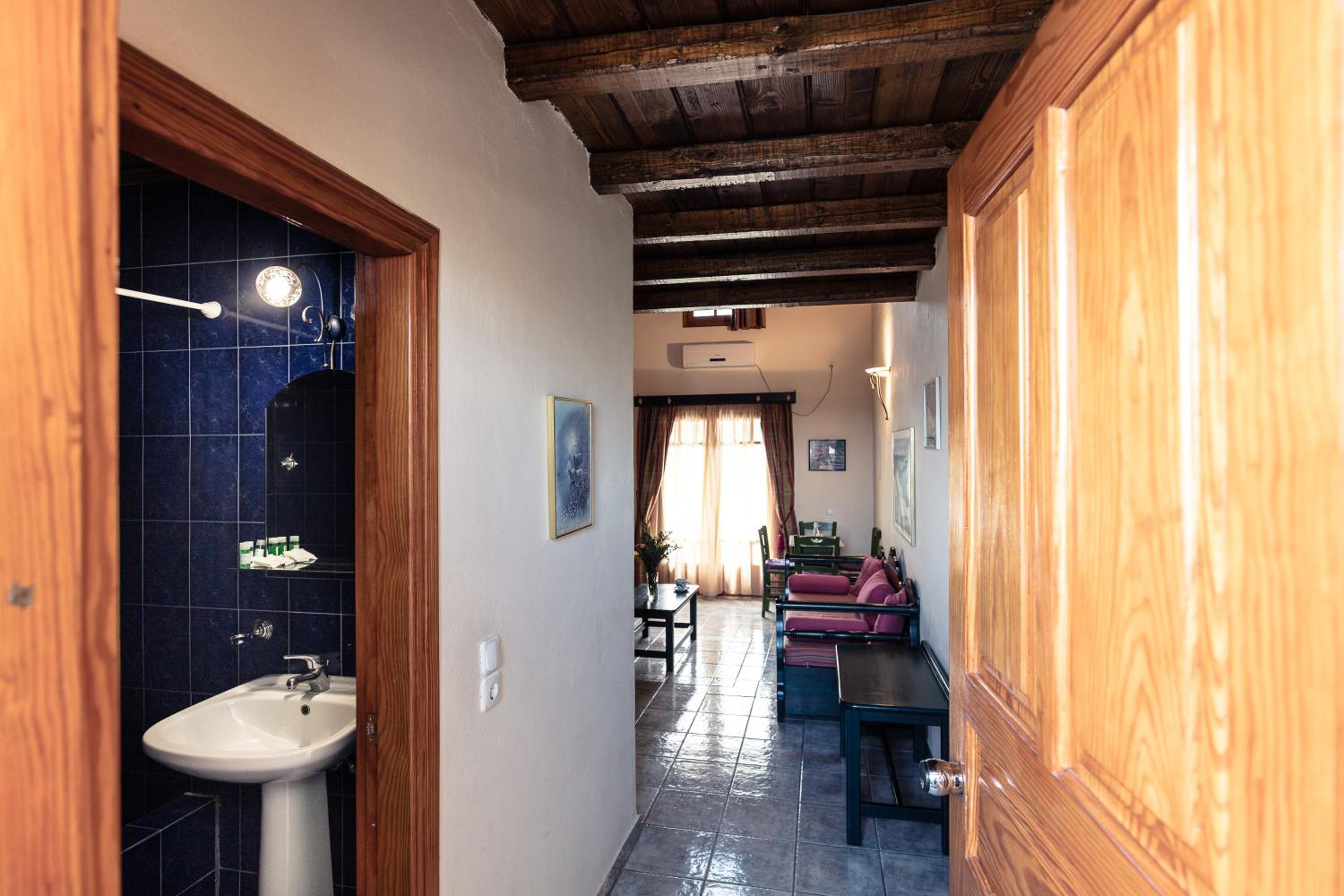 One Bedroom Apartment with Mountain View – Split Level - Photo 5