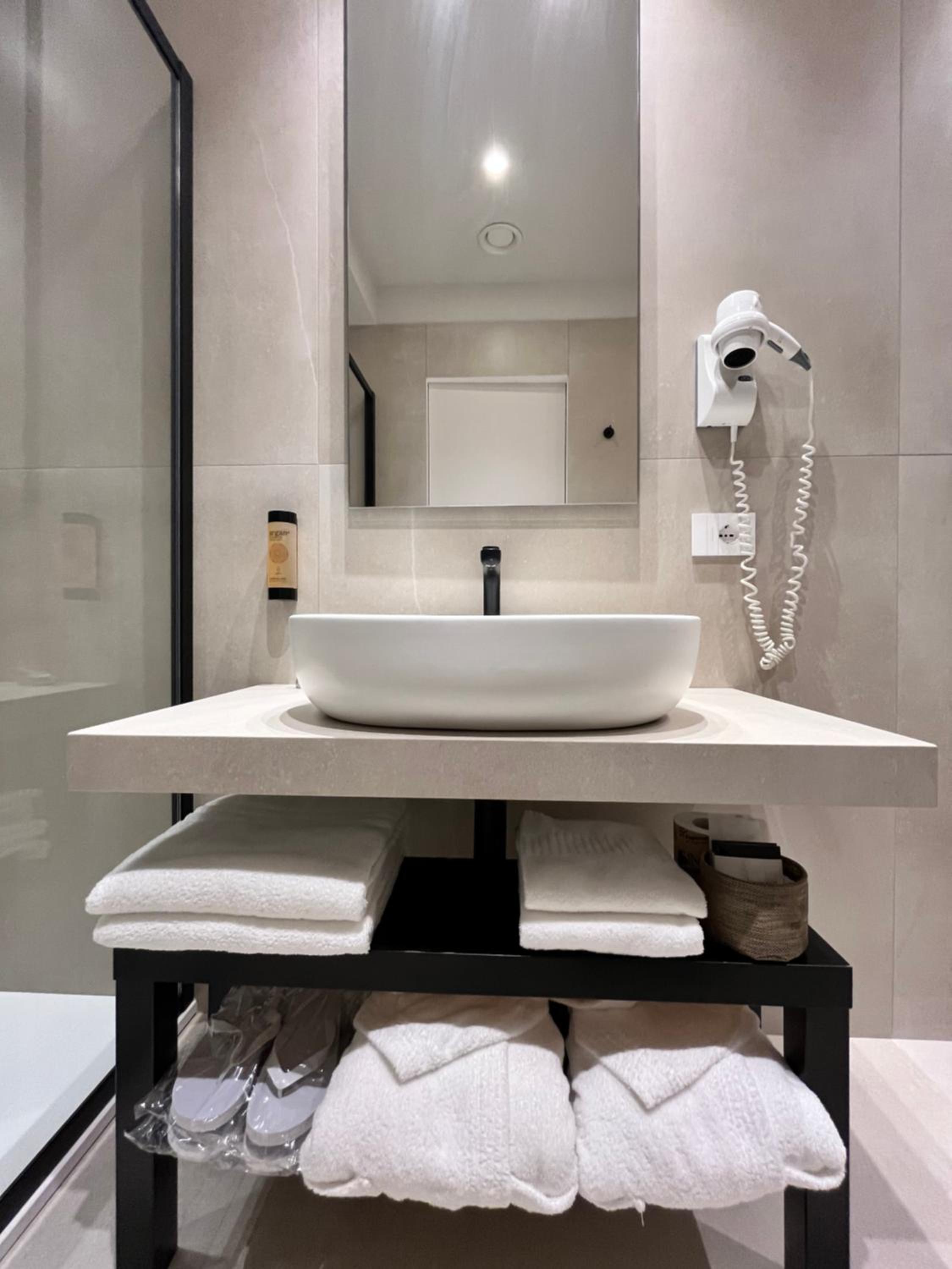 Deluxe King Room - Photo 3